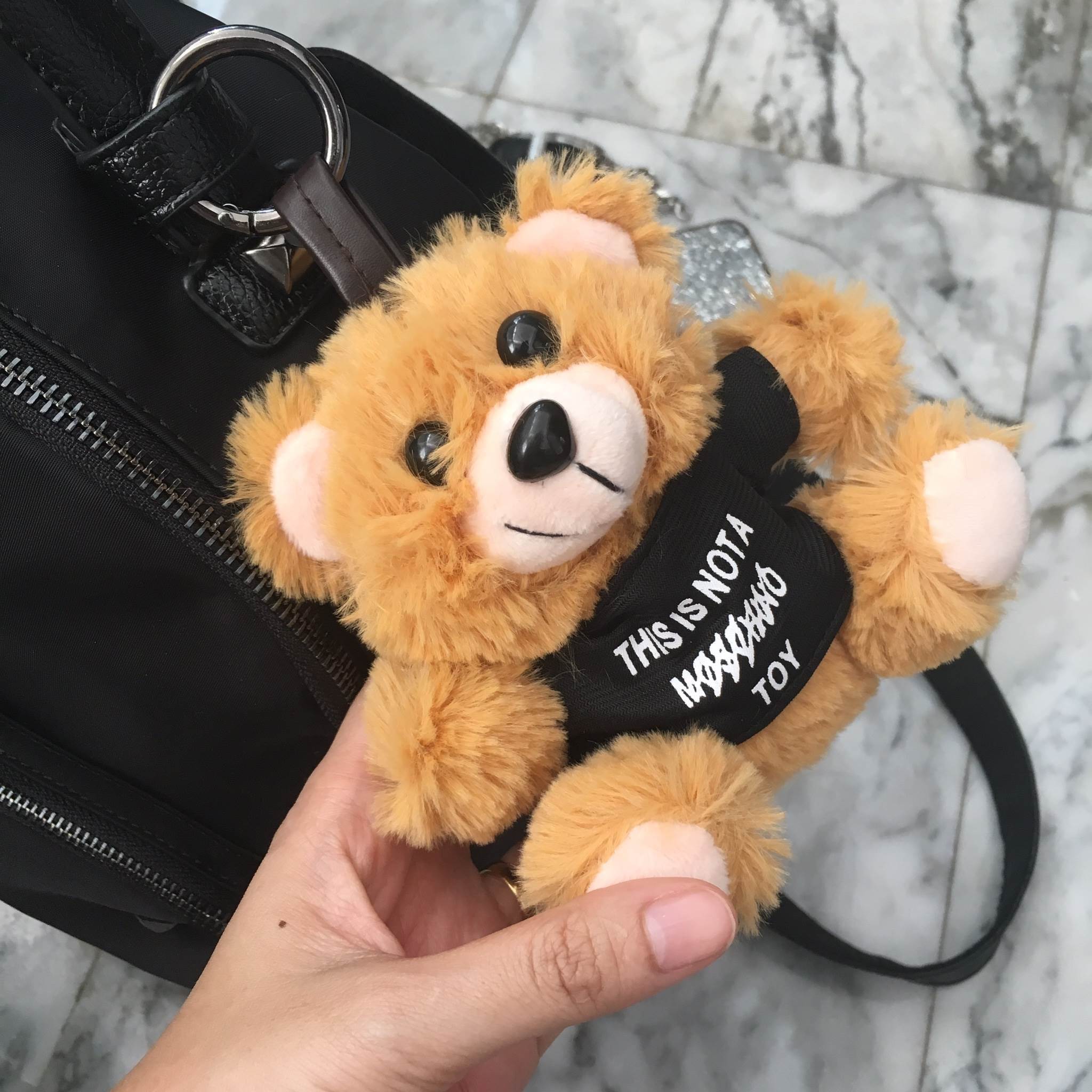 ใหม่ล่าสุด !!! เป้ไนล่อน แบรนด์ KEEP รุ่น Keep classic nylon backpack รุ่นนี้ถือเป็นรุ่นขายดีที่สุดของแบรนด์เลย จุดเด่นที่ กระเป๋า ผ้าไนล่อน น้ำหนักเบา ดีไซด์ ทันสมัย เข้าได้กับทุกชุด สายสะพายเป็นหนังอย่างดี ทนคะ สะพายสบายไหล่คะ ตัวกระเป๋ามีช่องเก็บของจุก