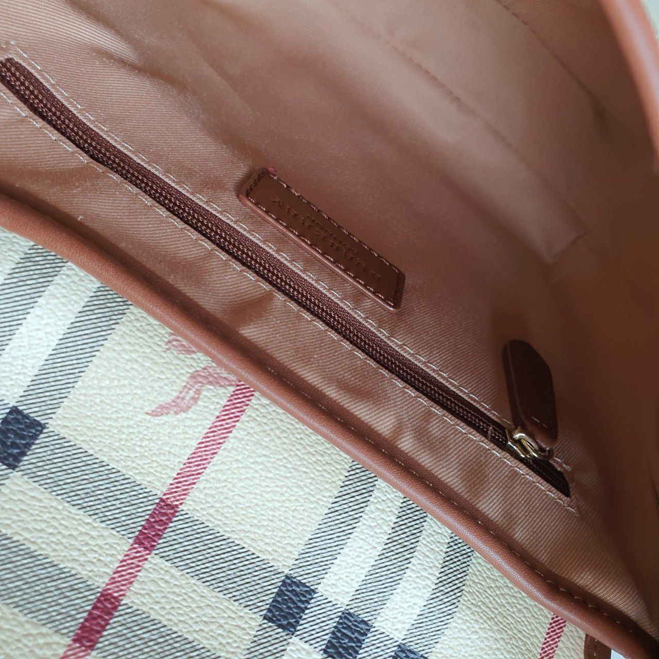 BURBERRY CROSSBODY VINTAGE BAG VIP GIFT WITH PURCHASE (GWP) พรีเมี่ยมกิ๊ฟ Limited Edition จากBURBERRY วัสดุหนัง PVC สวยอยู่ทรง เปิดปิดด้วยฝาปิดกระดุมแม่เหล็ก ภายในมีช่องใส่ของแยกอีกช่อง สามารถใส่มือถือ iphone เงิน ของจุกจิกได้ สายสะพายหนังยาวปรับระดับได้ 