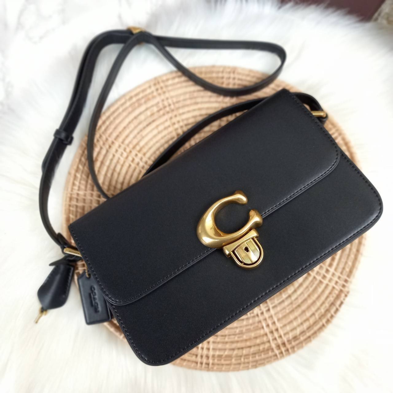 COACH STUDIO GLOVETANNED LEATHER SHOULDER BAG (C6641)🌺ห้ามพลาดเด็ดขาด!! สวยละมุน เรียบหรู ดูแพงสุดๆ!! //กระเป๋าถือ กระเป๋าสะพาย ดีไซน์เนี้ยบ! เฉียบมาก!// วัสดุหนังแท้ หนังเรียบเต็มใบ อยู่ทรง สวยมากๆ ดีเทลเรียบหรู ผู้ดีสุดๆ!// ด้านหน้าเปิด-ปิดด้วยต