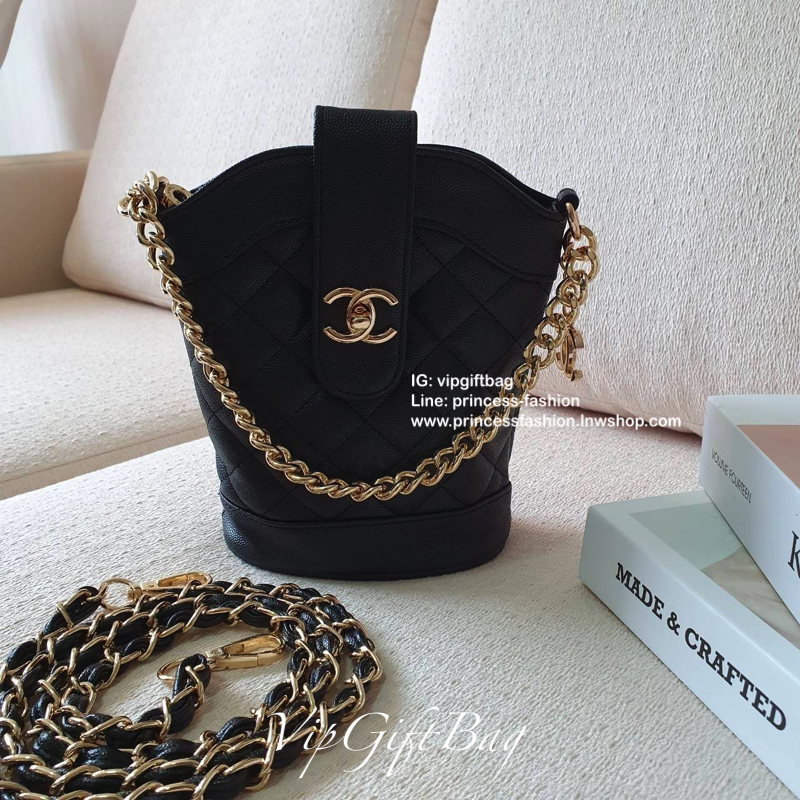 สวยหรูคลาสสิค **มีสายให้สองแบบ CHANEL VIP GIFT CROSSBODY BAG งาน CHANEL VIP GIFT ของแท้ 100% จากเคาเตอร์แบรนด์ CHANEL ทรงสวย ขนาดกำลังดี วัสดุหนัง CAVIER PU เปิดปิดด้วยกระดุมหน้าแบบบิดปลอดภัยหายห่วง ด้านในมีซิปอีกชั้น อะไหล่ทอง หัวซิปปั้มแบรนด์ ด้านในใส่โ