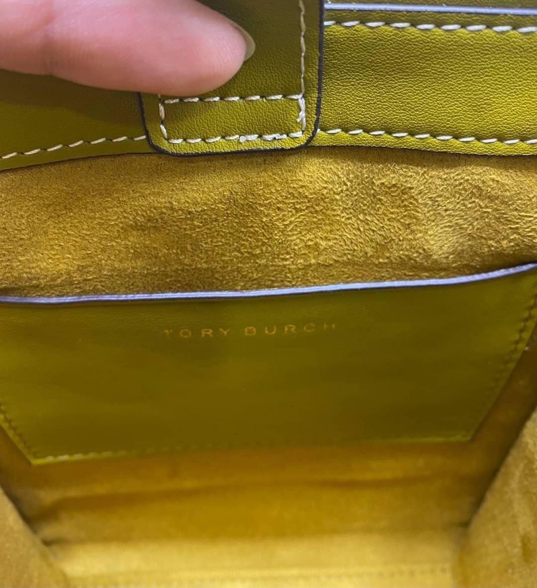 TORY BURCH T MONOGRAM EMBOSSED MINI TOTE สุดหรูกับกระเป๋าสะพายทรงโท้ท ไซส์มินิ ที่สร้างความหรูหราให้ตัวกระเป๋าด้วยดีเทลลายนูน แต่งแต้มลวดลายเอกลักษณ์ สีลูกคุณมากๆ!! วัสดุหนังแท้ ผิวสัมผัสดี ปากกระเป๋ามีแถบแม่เหล็กกันของหล่นได้ ภายในโล่ง ใส่ของจำเป็นได้ โท