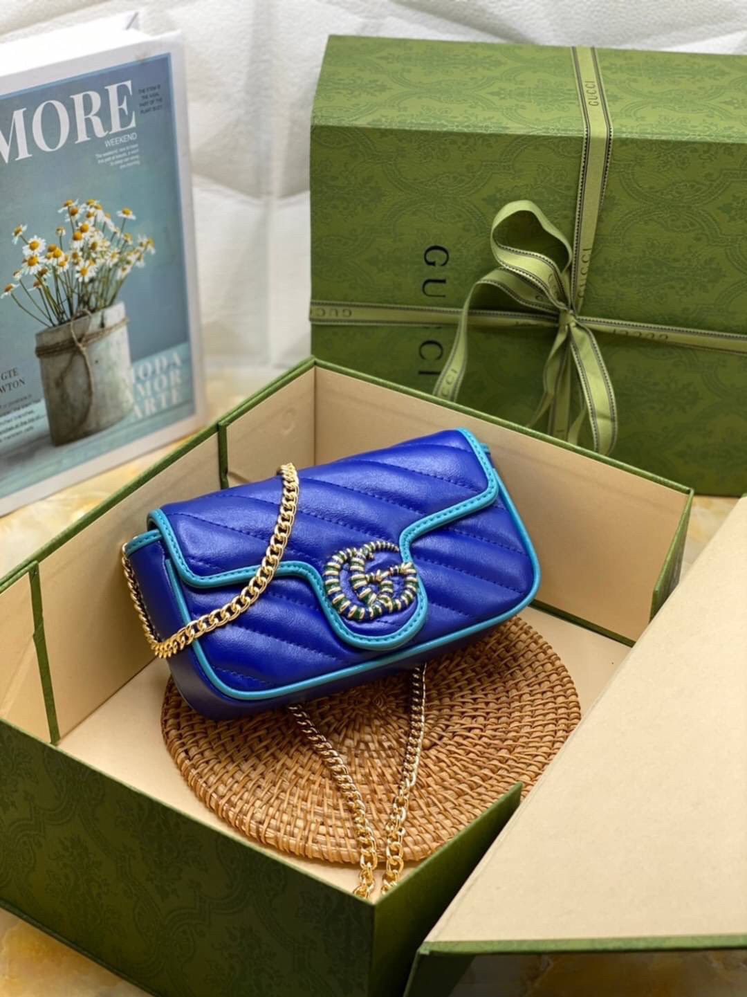 หนังแท้ VIP GIFT 】GUCCI GG Marmont super bag [mini & small] กระเป๋าสะพายข้าง โทนสีสดใสเล่นสีทูโทนตัดกันอย่างลงตัว เฟี๊ยดมากค่ะ ไซส์กะทัดรัด พกพาง่าย น้ำหนักเบา ดีไซน์สวย ภายในโล่งกว้าง มาพร้อมสายสะพายโซ่อะไหล่ทองในตัว ปรับใช้ได้ทั้งแบบสะพายเดี่ยว และสะพาย