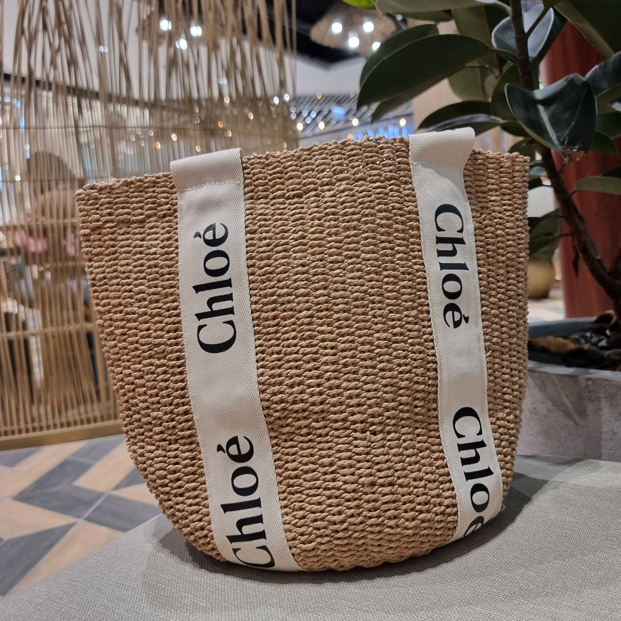 CHLOE LARGE WOODY BASKET กระเป๋าสะพายสานทรงตะกร้า ยอดฮิตติดลมของแบรนด์ ด้วยวัสดุสังเคราห์จากธรรมชาติ สานทอเต็มใบออกมาเป็นลวดลายสวยงาม ตัดด้วยริบบิ้นคาดโดดเด่น ภายในโล่งกว้างมาก จุของได้เต็มที่ เป็นดีไซน์ผู้ดีย้อนยุคที่ดูแพงจริงๆ ใบนี้สามารถสะพายไปเที่ยว ไ