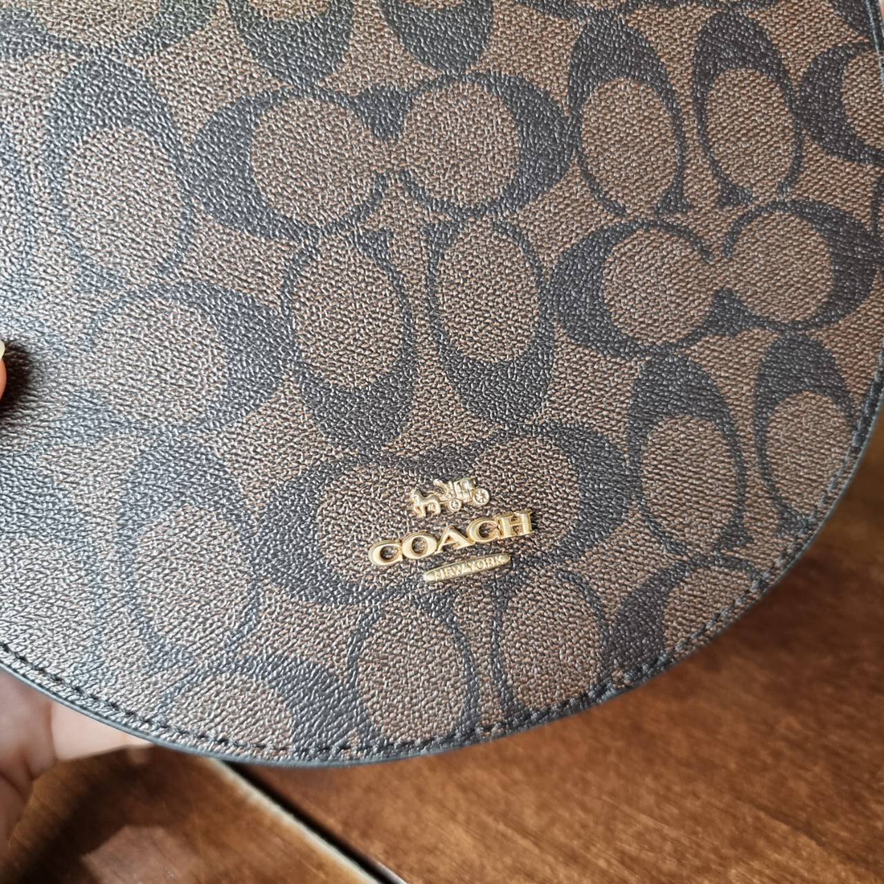 ของแท้ 💯% COACH C1430 ELLEN CROSSBODY IN SIGNATURE CANVAS กระเป๋าสะพายดีไซน์สุดเก๋ ดูดีไม่ซ้ำใคร ทรงสวยลายคลาสสิค วัสดุหนังแคนวาสเคลือบลาย