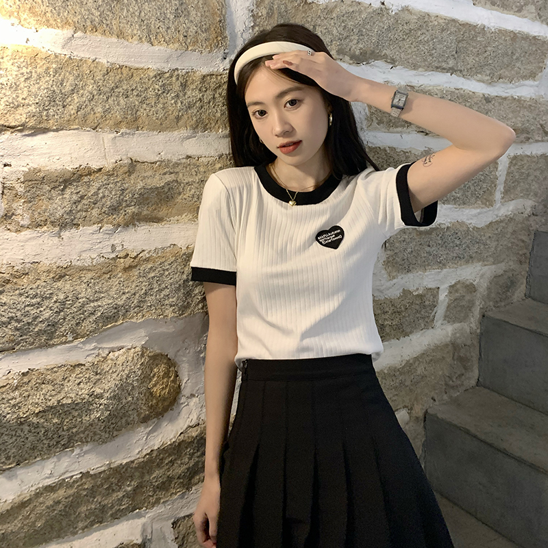 พร้อมส่ง 🐰 Gala tops เสิ้อแขนสั้นสีขาวแต่งลายหัวใจที่อก (IN36964)