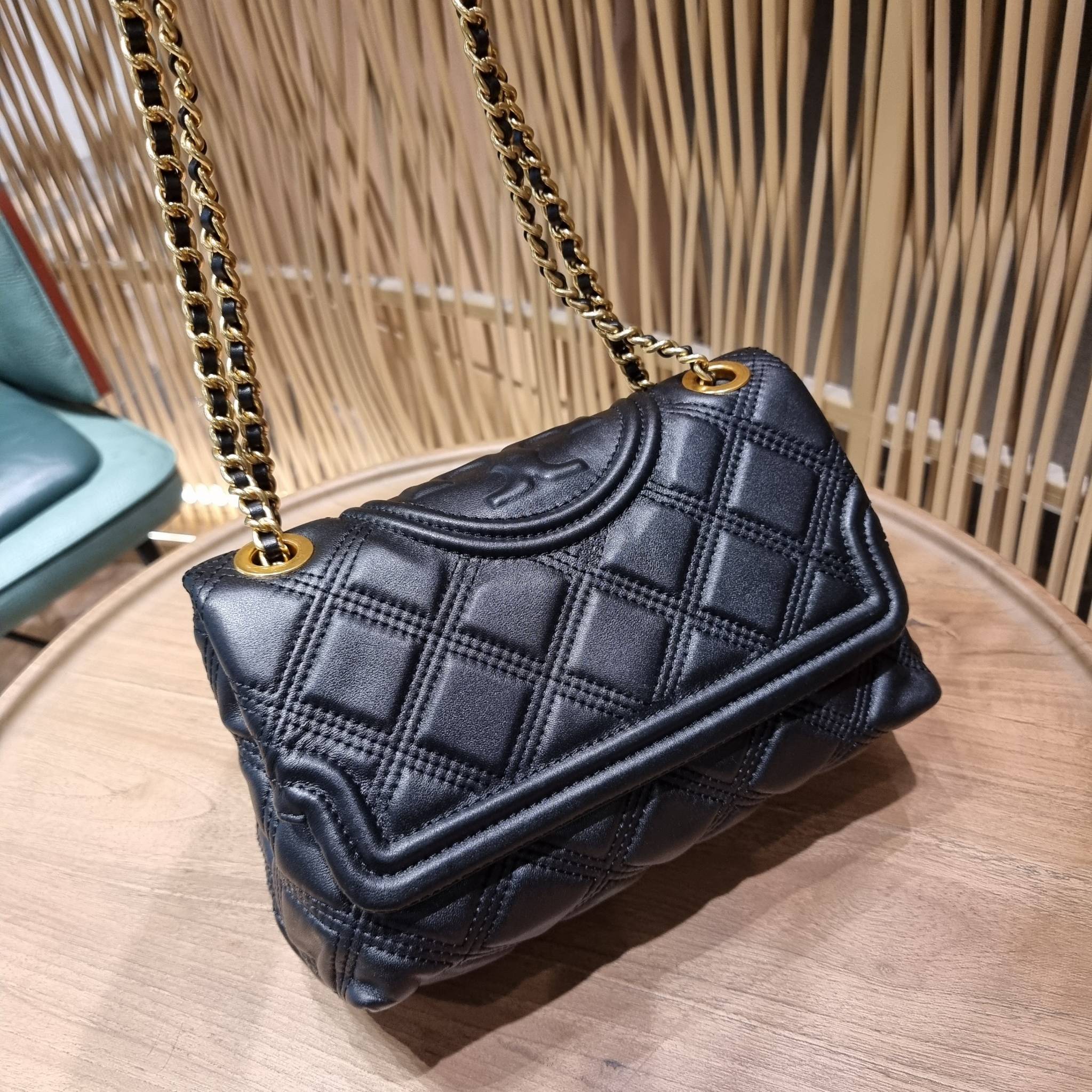 TORY BURCH FLEMING SOFT CONVERTIBLE SHOULDER BAG รุ่นหายากที่สาวๆตามหา มาพร้อมเสิร์ฟความสวยถึงบ้านไปเลยจ้า รอบนี้คัดสีสวยๆมาให้ได้ช้อปกันอย่างจุใจไปเลย กระเป๋าสะพายไหล่ หนังแท้นิ่มเต็มใบ สวยหรูดูแพง เปิด-ปิดด้วยตัวกดล็อคแน่นหนา สายสะพายในตัวปรับใช้ได้ 2 แ