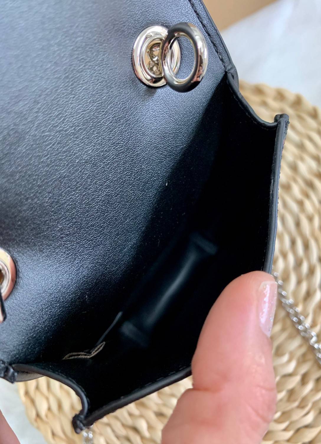 COACH PHONE CASE CROSSBODY BAG ((73486//76988//76357//39955//91046)) COACH NORTH/SOUTH CROSSBODY IN SIGNATURE CANVAS กระเป๋าใส่โทรศัพท์รุ่นนี้ มีความโดดเด่นทั้งดีไซน์และคุณสมบัติในการใช้งาน ด้วยลวดลายที่มีซิกเนเจอร์เป็นเอกลักษณ์แล้ว ด้านหลังยังมีช่องใส่กา