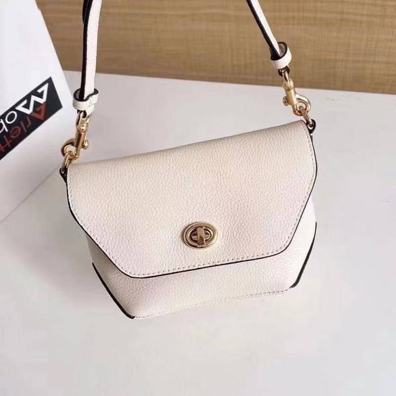 คอลเลคชั่นใหม่ ทั้งสวยทั้งคุณภาพค่ะ😘 COACH KARLEE CROSSBODY BAG 💐พร้อมส่ง ได้ไปไม่ผิดหวังแน่นอนค่ะ! สวยๆแบบคนดังระดับโลกกันค่าา กระเป๋าสะพายแบบครอสบอดี้ร์ หนังแท้นิ่มสวยงามมากๆค่ะ รูปทรงน่ารักกระทัดรัด เปิดปิดกระเป๋าแบบหมุนล็อค ภายในสามารถ