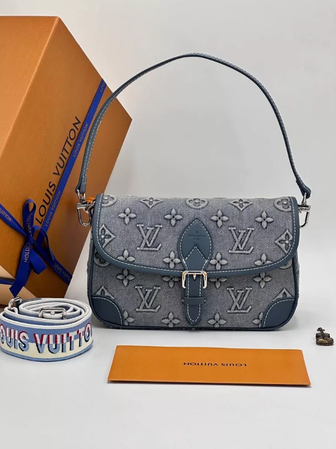 LV Diane Monogram Denim Bag กระเป๋าสะพายมัลติฟังก์ชั่นเดนิมสไตล์วินเทจ ปั้มนูนโลโก้ลายโมโนแกรม ดีไซน์ใหม่ ออกมาได้น่ารักน่าใช้มากๆ สียีนส์ซีดสวยมีเสน่ห์ -- [รับตัวแทนกระเป๋า]