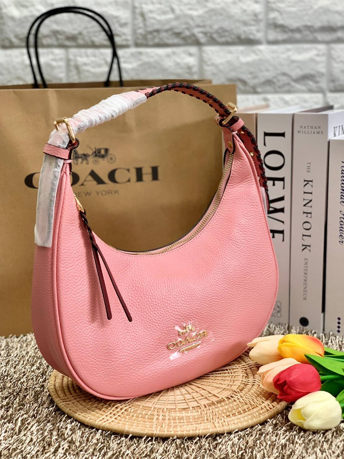 COACH BAILEY HOBO WITH WHIPSTITCH ((C4108//C1322)) พร้อมส่งที่ไทย!! สวยจริงไม่จกตาแน่นอนค่าา กระเป๋าทรงโค้ง ใช้แบบหิ้วหรือคล้องไหล่ก็ดูดี ใช้วัสดุหนังแท้ชั้นดี หนังสวยมากๆค่ะ ด้านหน้าใช้อะไหล่แบรนด์ตัวใหญ่ หรู ดูสะดุดตามีเดียว