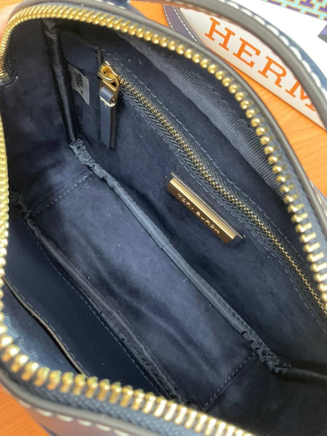 TORY BURCH T MONOGRAM JACQUARD CAMERA BAG กระเป๋าสะพาย Crossbody วัสดุหนังวัวแท้ การออกแบบเรียบง่าย ยังคงความหรูหราเอาไว้ โดดเด่นด้วยลวดลาย T Monogram มาพร้อมสายสะพายยาวแบบสปอร์ต ถอดออกได้ สายปรับระดับได้ ตอบสนองการใช้งานได้ดี มีหูหิ้วด้านบนสามารถใช้งานได