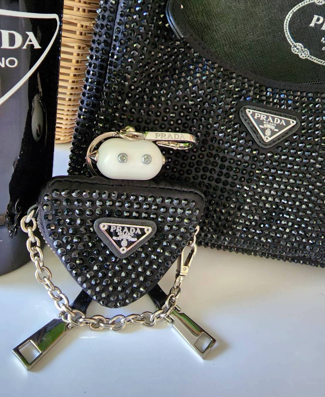 เซทสุดคุ้ม! ซื้อ1ได้ถึง3 PRADA CRYSTALS BAG WITH KEYCHAIN AND VACUUM BOTTLE VIP สวยหรูดูดี items นี้คุ้มมากๆได้ถึง3อย่างทั้งกระเป๋าสะพาย+พวงกุญแจ+กระบอกน้ำครบชุดไอเท็มแนะนำน่าใช้น่าสะสม