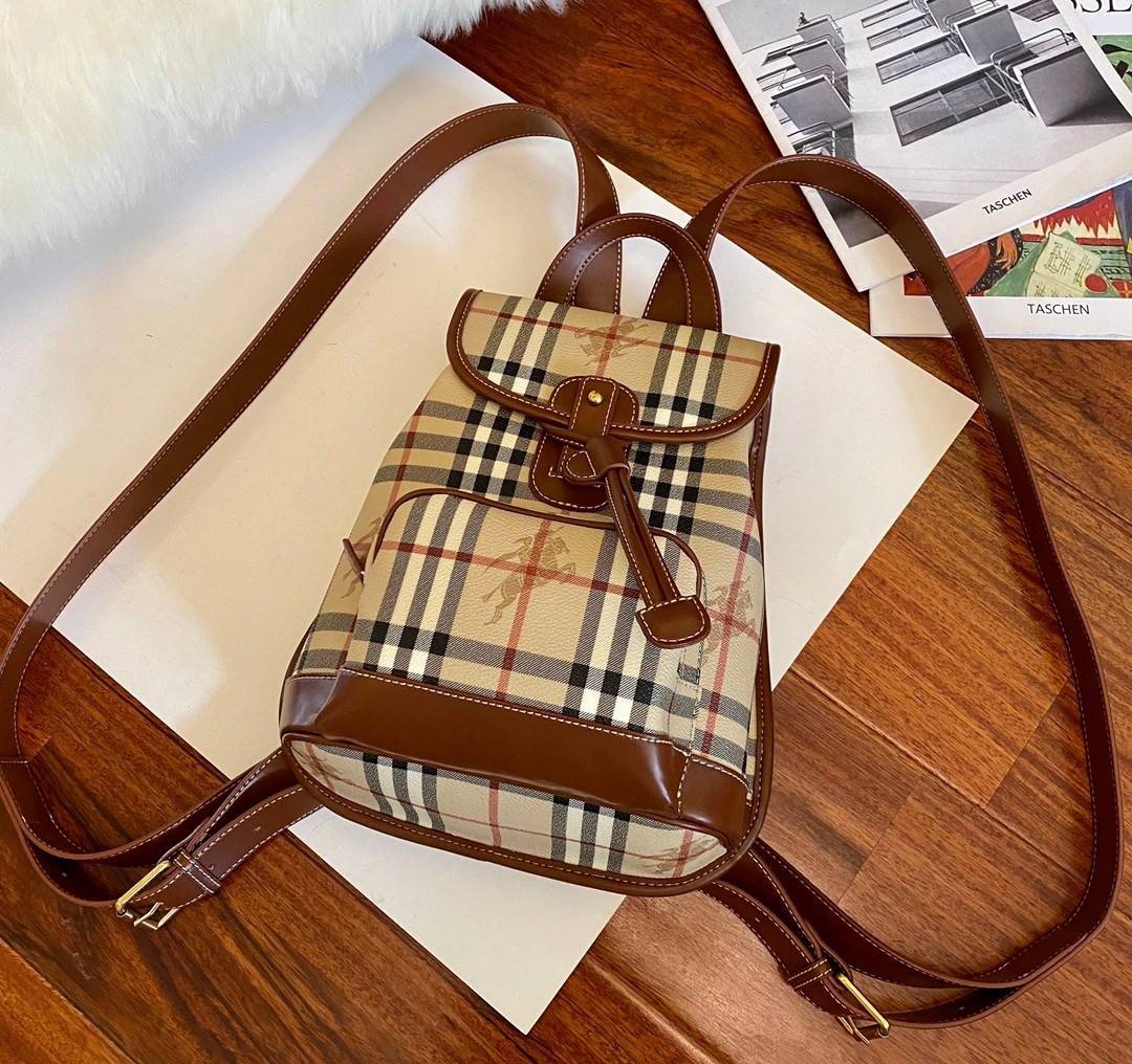BURBERRY BACKPACK VIP GIFT WITH PURCHASE (GWP) พรีเมี่ยมกิ๊ฟ Limited Edition จาก BURBERRY *กระเป๋าเป้ วัสดุหนัง PVC หนา มีช่องใส่ของหลายช่อง พร้อมช่องซิปหน้า เปิดปิดด้วยหมุดล็อค ภายในมีช่องใส่ของโล่งกว้าง สามารถใส่ของได้หลากหลาย สายสะพายหลังปรับได้ฟรี อะไ