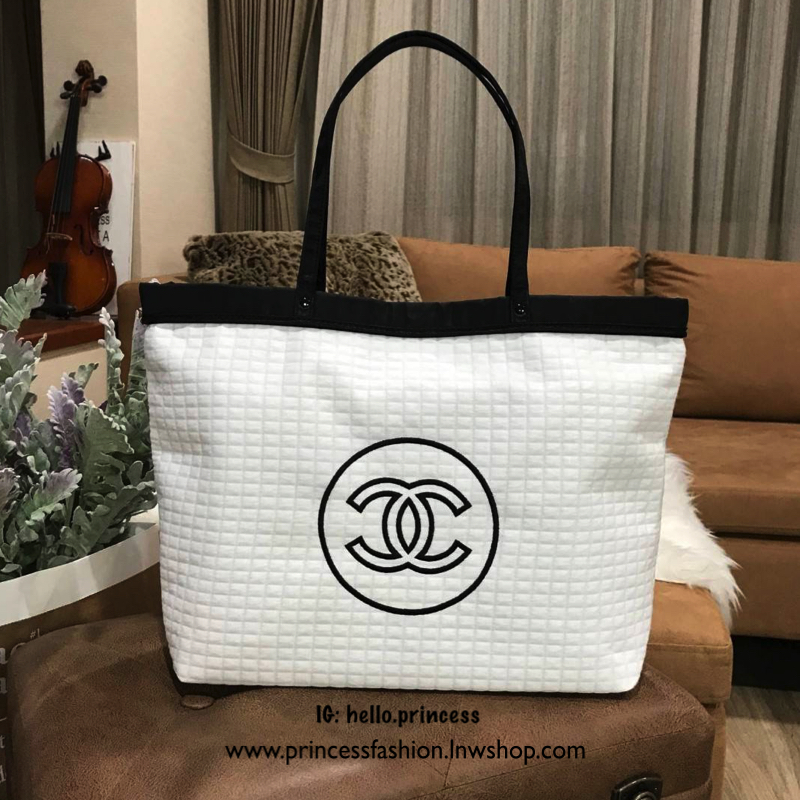 Chanel Large Tote Bag ViP Gift With Purchase (GWP) New in! กระเป๋าสะพายทรง shopping bag ใบใหญ่ VIP. gift ของแท้! จาก Chanel Cosmetic Counter วัสดุ Cotton & Nylon & Polyester เนื้อนิ่มลายตาราง ด้านหน้าปักโลโก้แบรนด์ เปิดปิดด้วยแถบแม่เหล็ก ซ่อนที่ปากกระเป๋า