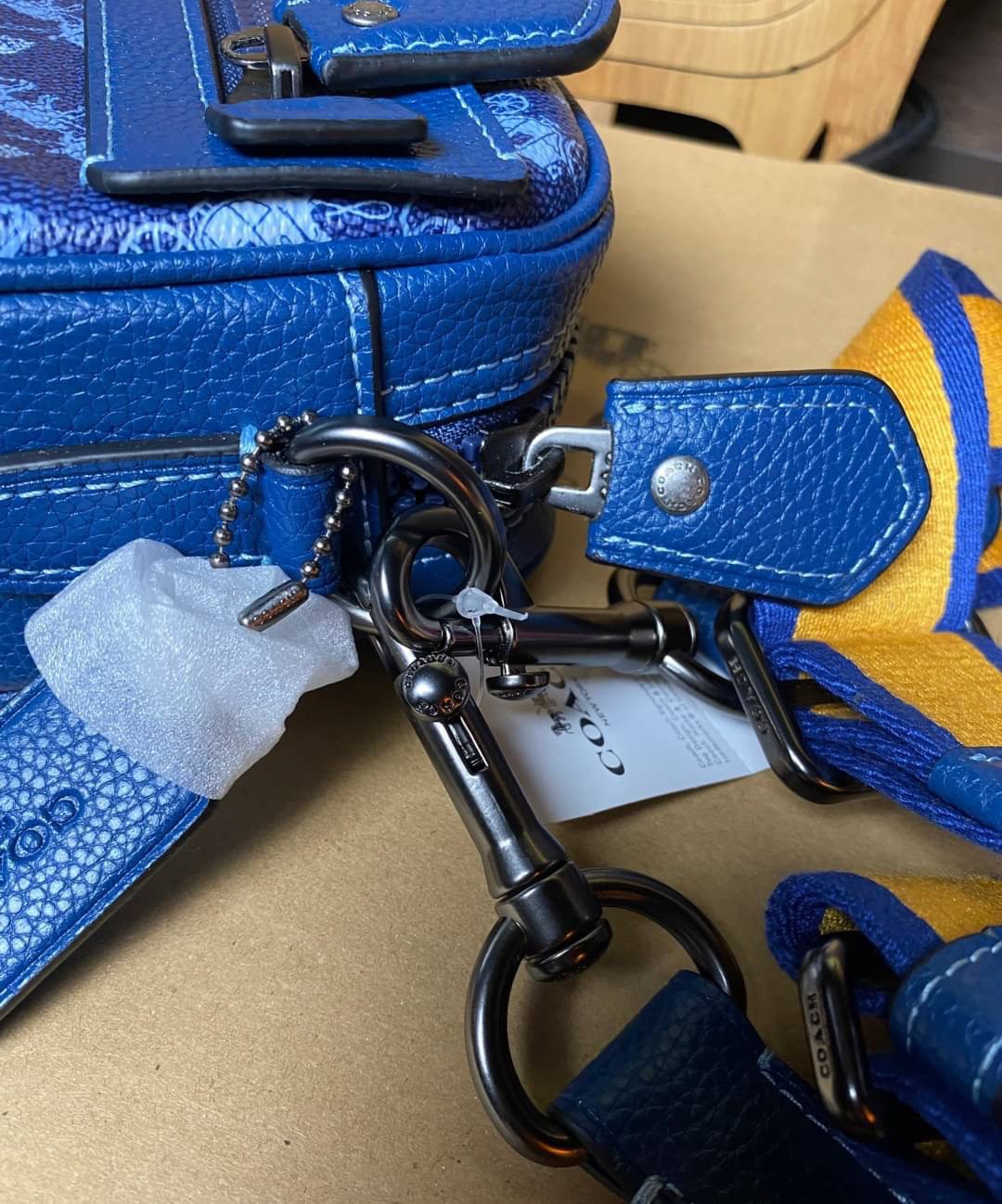 COACH ACADEMY CROSSBODY WITH HORSE AND CARRIAGE PRINT (COACH 89084) ผ้าใบเคลือบพิมพ์ลายและหนังกรวดขัดเงา ภายในกระเป๋ามัลติฟังก์ชั่น| ปิดด้วยซิป ซับในผ้า ด้านนอกมีซิปและกระเป๋าสลิป สายสะพายถอดได้