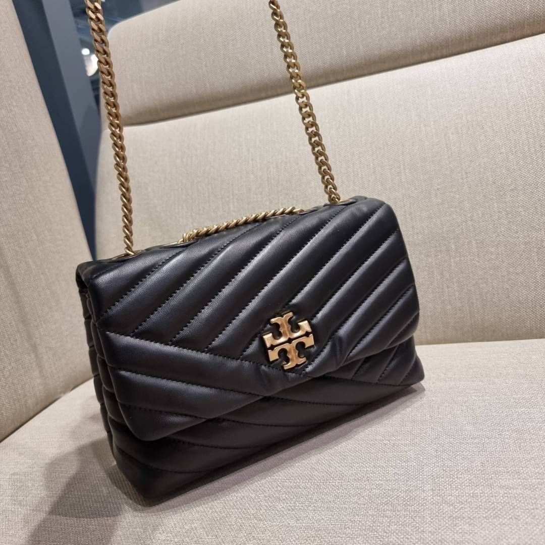 TORY BURCH KIRA CHEVRON CONVERTIBLE SHOULDER BAG (SMALL / MEDIUM) กระเป๋าสะพายรุ่นยอดฮิต ไซส์คลาสสิค ที่ใช้ยังไงก็ดูหรู ดีไซน์เฉพาะตัว วัสดุหนังแกะ สัมผัสนิ่ม เปิด-ปิดด้วยกระดุมแม่เหล็ก ภายในเป็นช่องโล่ง ใส่กระเป๋าสตางค์ มือถือ เครื่องสำอางค์ พาวเวอร์แบงค