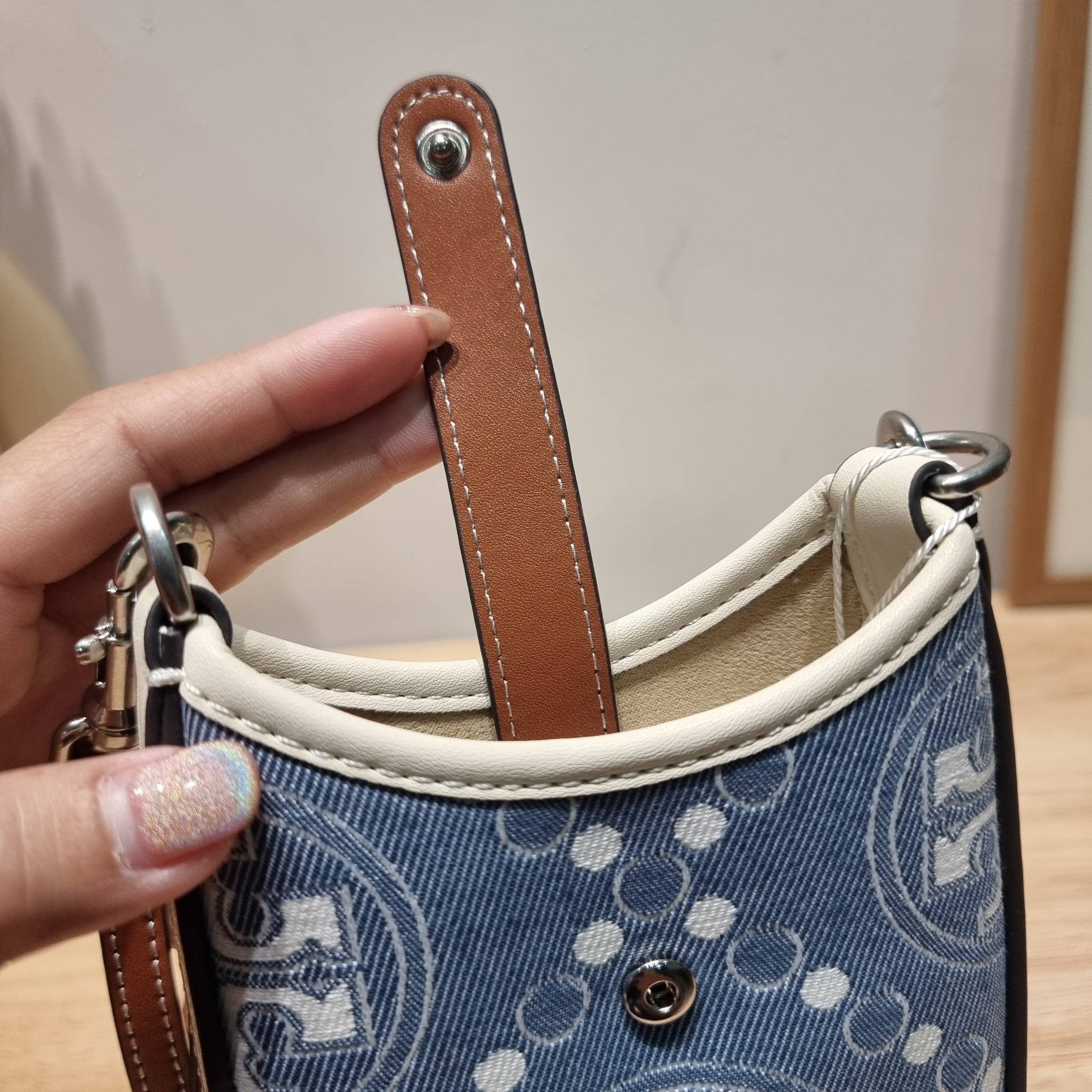 TORY BURCH T MONOGRAM DENIM PHONE CROSSBODY คอลเลคชั่นใหม่รับซัมเมอร์นี้ กับกระเป๋าสะพายข้างถนอมโทรศัพท์ ดีไซน์โทนสีฟ้า สวยคม วัสดุผ้าเดนิมตัดสลับหนัง