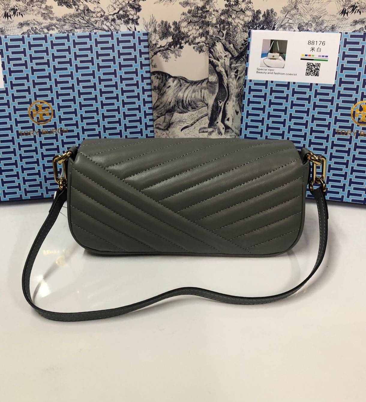 TORY BURCH KIRA CHEVRON SMALL FLAP SHOULDER BAG รุ่นใหม่ พร้อมสีใหม่ มาให้จับจองแบบไม่ต้องรอพรีฯ กระเป๋าสะพาย ขนาดกะทัดรัด ไซส์สะพายคล่องตัว หรือจะคล้องไหล่ หรูๆ ลูกคุณหนูไปอีก สีผู้ดีมากๆ ดีไซน์รูปทรงคลาสสิคเฉพาะตัว วัสดุหนังแกะ สัมผัสนิ่ม เปิด-ปิดด้วยกร