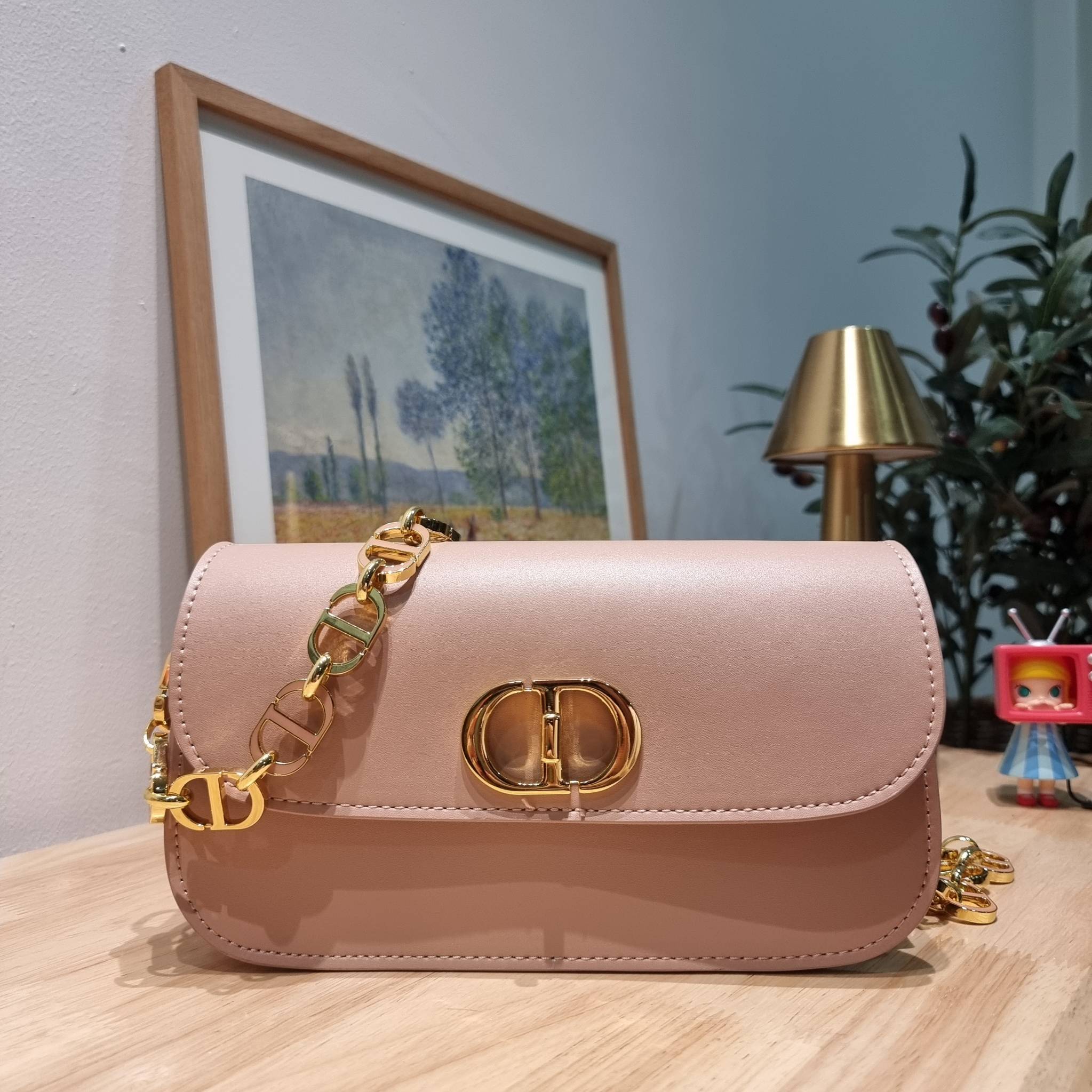 DIOR 30 MONTAIGNE AVENUE BAG สวยหรู ดีเทลแพง ต้องยกให้ไอเท็มนี้เลย กับกระเป๋าสะพายข้าง รุ่นที่ใครเห็นเป็นต้องรัก ดีไซน์เรียบง่าย แต่แฝงความผู้ดี