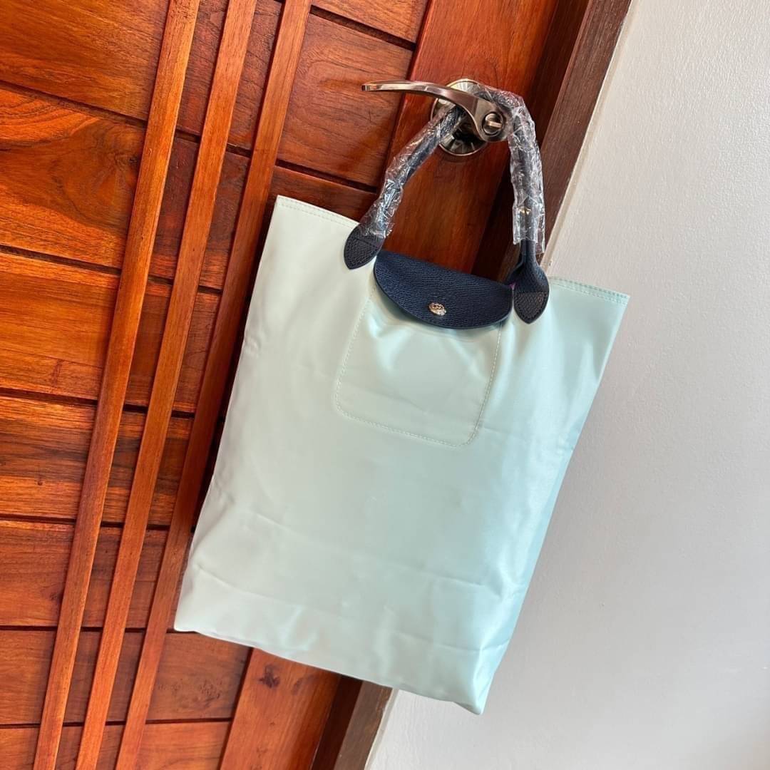 LONGCHAMP LE PLIAGE RE-PLAY TOP HANDLE BAG สินค้ารุ่นลิมิเต็ด collection สุดปัง ซื้อใบเดียวเหมือนได้2 ใบ กระเป๋าสะพายแนวตั้งที่กว้างขวาง มีเอกลักษณ์เฉพาะตัวแต่มีดีไซน์ที่น่าดึงดูด