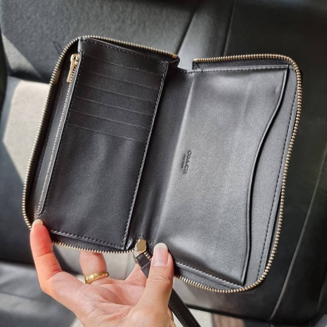 COACH F57468 PHONE WALLET IN SIGNATURE COATED CANVAS กระเป๋าสตางค์ถนอมมือถือ!! 2IN1 สุดๆ ใส่โทรศัพท์ ใส่เงิน ใส่บัตร ครบถ้วน!! จบในใบเดียวจ้า ขนาดกำลังเหมาะมือ วัสดุหนังแคนวาสเคลือบลาย คุณภาพดี สาวๆมีไว้ติดตัวสักใบ ไม่ผิดหวังจ้า