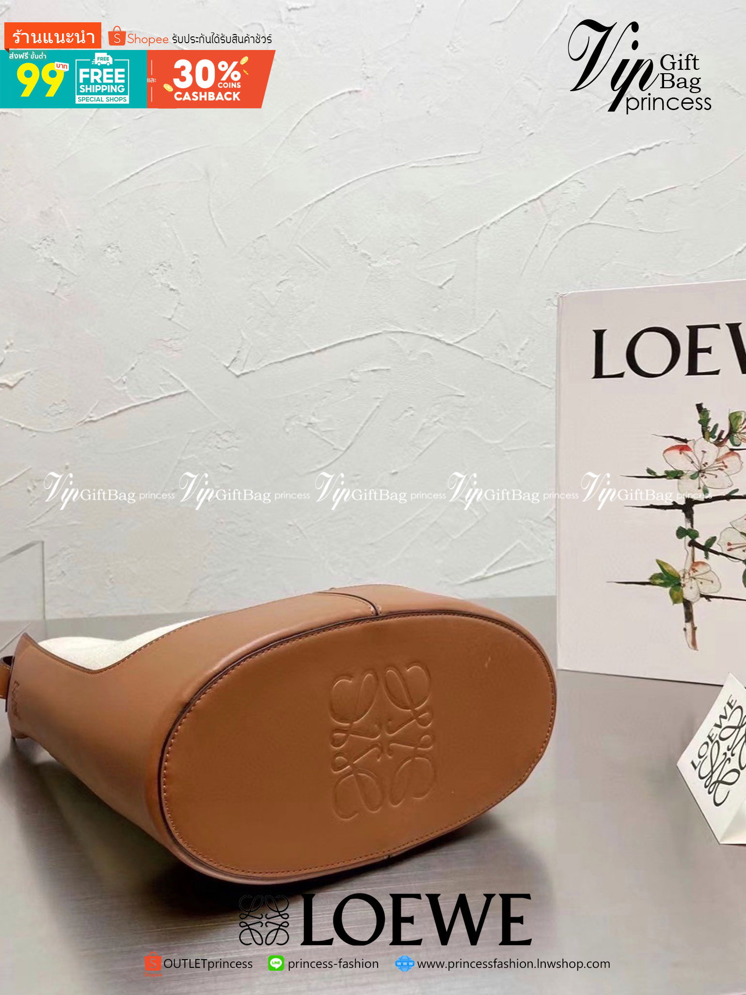 VIP 】LOEWE HOBO LEATHER SHOULDER BAG กระเป๋าสะพายทรงถัง ผ้าแคนวาสตัดขอบหนัง Lambskin หนังนิ่มสวย กระเป๋าสะพายทรงถัง ผ้าแคนวาสตัดขอบหนัง Lambskin หนังนิ่มสวยดีไซน์หรู โลโก้หน้าสวยงาม คงเอกลักษณ์แบรนด์ ภายในโล่งกว้างวัสดุเป็นหนังกลับ ขนาดกำลังดี จุได้เยอะ น