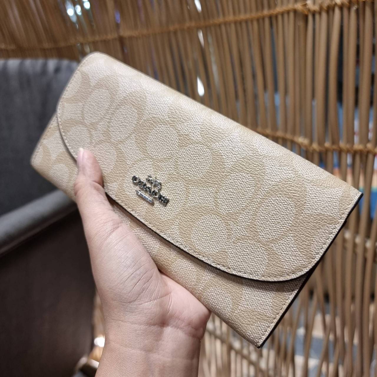 COACH F52601 POP SLIM ENVELOPE WALLET IN SIGNATURE รุ่นขายดี ขายหมด!! รุ่นหายาก!! เติมสต็อคจ้า!! กระเป๋าสตางค์รุ่นฝาพับ ดีไซน์เรียบหรู คลาสสิค ใช้งานง่ายและสะดวกมากๆ ด้วยซองซิปที่เสียบด้านหลัง ถอดแยกออกมาใช้ได้ หรือเอาออก พกกระเป๋าเดี่ยวๆก็ได้ ถือใบนี้ดูไ
