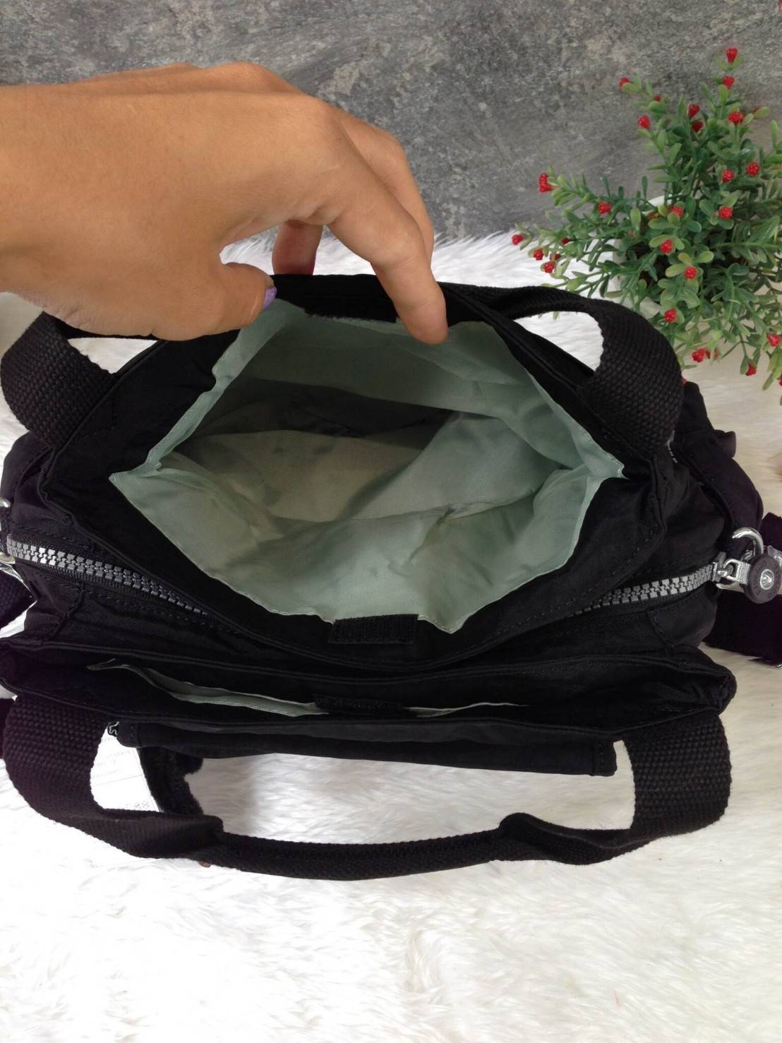 KIpling Felix Large Handbag Bag กระเป๋าถือหรือสะพายสไตล์ลำลองวัสดุ Nylon + Polyester 100% น้ำหนักเบามีหูหิ้วเเละสายสะพายยาวเลื่อนปรับระดับได้ถอดได้ เปิดปิดด้วยซิปสะดวกใช้ โลโก้เเบรนด์ มีช่องแบ่งถึง3ช่องเเยกเป็นสัดส่วน ด้านหน้าและด้านหลังมีช่องใส่ของเปิดปิ