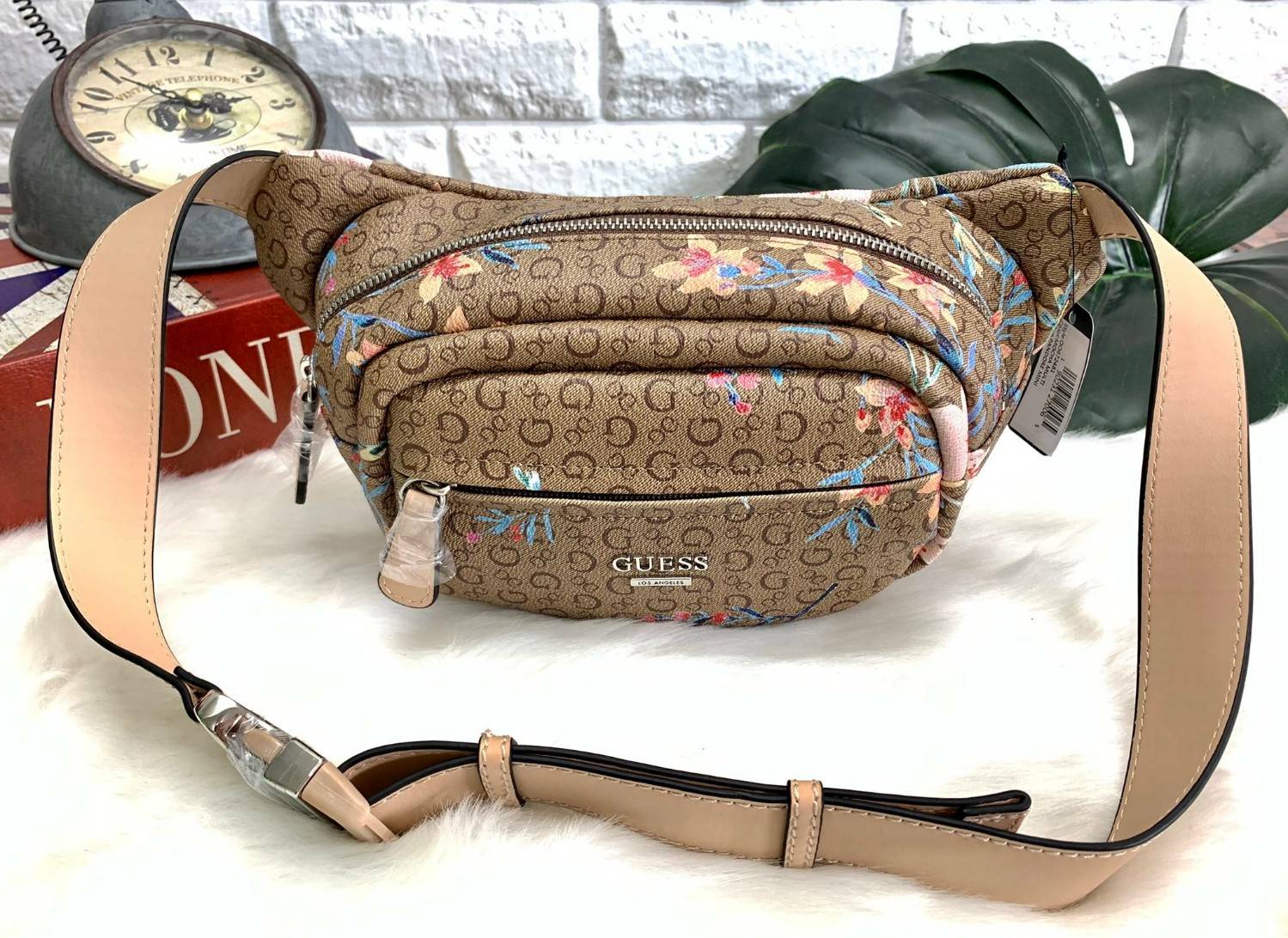 GUESS G LOGO FANNY PACK BELT BAG พร้อมส่ง รุ่นแนะนำเลยค๊าา❤️ กระเป๋าคาดเอว//คาดอก ได้ วัสดุ pvc อย่างดี หนังนิ่มดีมากค่ะ ตัวกระเป๋าออกแบบลาย G ทั้งใบ ผสมลาย multi floral เข้ามาได้สวยงามน่าใช้มากๆค่ะ ด้านหน้ามีโลโก้แบรนด์ และช่องซิปเล็กสำหรับใส่ของจ