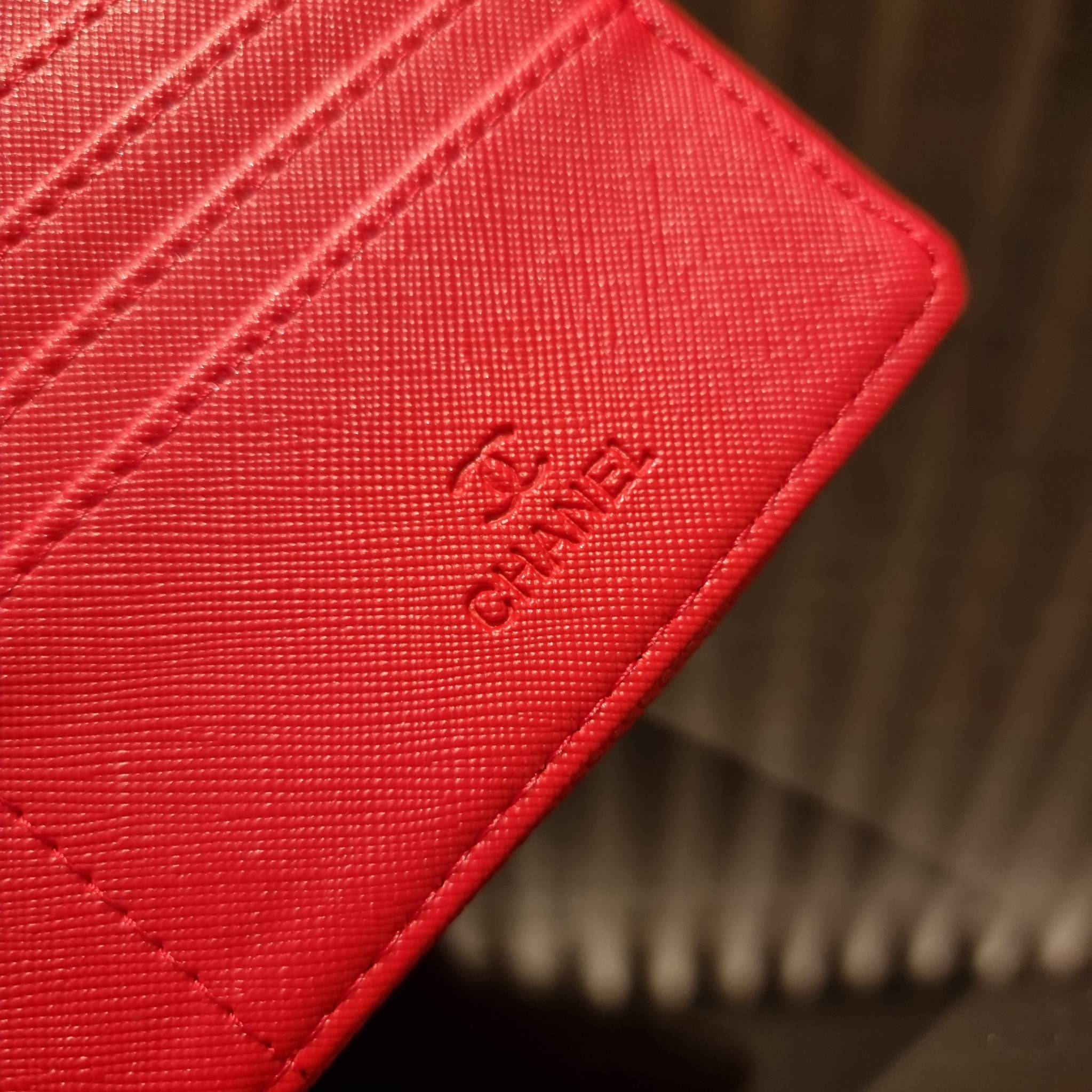 VIP 】กระเป๋าสตางค์ใบยาวรุ่นฝาพับที่ถามหากันมากที่สุด!! สวยรับทรัพย์จาก Chanel วัสดุหนังลายคาร์เวีย ลุคผู้ดีที่สุด เปิด-ปิดด้วยกระดุมแม่เหล็ก ภายในกระเป๋ามีช่องใส่บัตรได้เยอะ ใส่ธนบัตร ใส่เหรียญได้ มีช่องซิปแยกอีกหนึ่งช่อง ดีไซน์เรียบหรูดูคลาสสิค!! สาวๆห้า