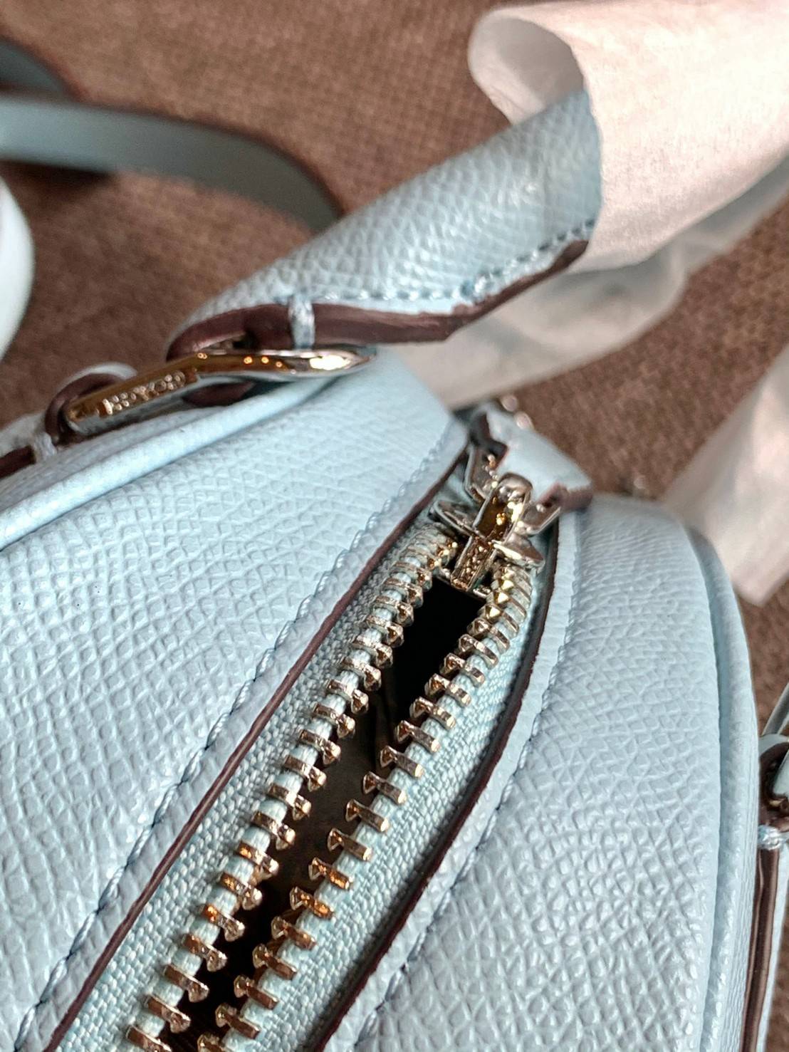 COACH SYDNEY SATCHEL BAG CA202 CA591 CB596 ใหม่ล่าสุด กับคอลที่สาวๆต้องหลงรัก กระเป๋าสะพายทรง satchel ที่มีรูปทรงดึงดูดสายตา สวยแรกเห็น วัสดุหนัง crossgrain พร้อมหูจับในตัว เปิด-ปิดด้วยซิป ภายในโล่งกว้าง ขนาดกำลังดี มีสายครอสให้ ปรับได้ตามชอบ ใบจริงลูกคุณ