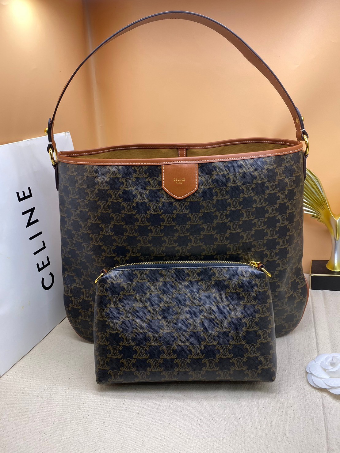 Large : Celine Triomphe Tote Handbag / Celine Tote Bag / Celine Delightful Monogram Tote พร้อมส่ง กระเป๋าถือใบใหญ่ พร้อมสายสะพายถอดได้ เป็นอีกหนึ่งใบที่คุ้มค่าคุ้มราคามากสำหรับสาวๆที่ชอบพกพาสิ่งของเยอะ