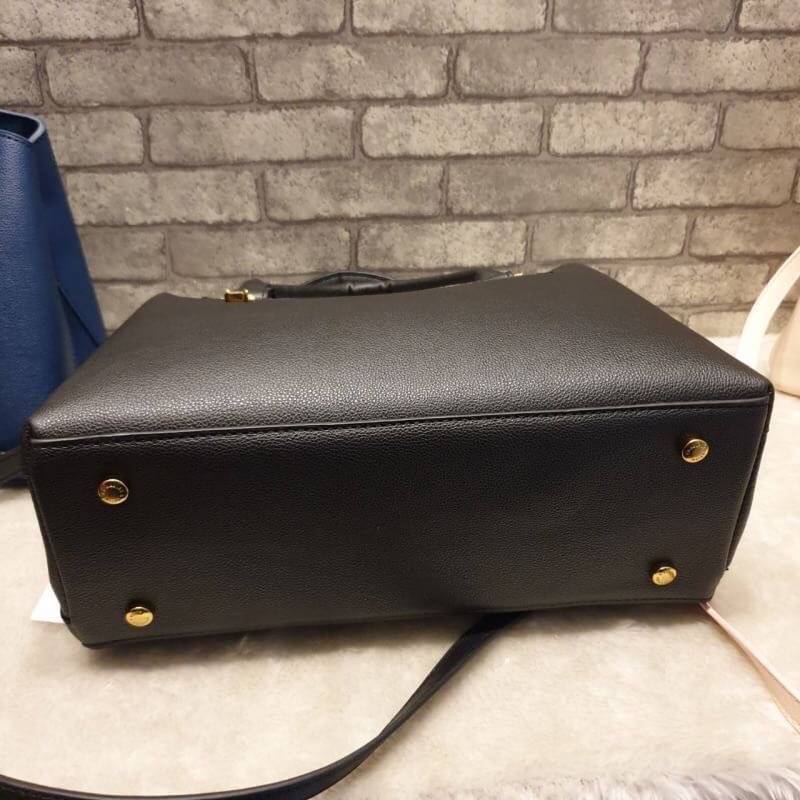 CHARLES & KEITH CLASSIC TOP HANDLE BAG กระเป๋าถือหรือสะพายใบใหญ่ ทรงแข็ง หนัง pu สวย ดีไซน์เรียบหรู ดูดี ด้านหน้าป้ายโลโก้แบบนูน ด้านหลังมีซ่องซิป 1 ช่อง เปิด-ปิดแบบกระดุมแม่เหล็ก ภายในมี 2 ช่องใหญ่ คั่นกลางด้วยช่องซิป มีหมุดรองรองฐานสี่มุม มาพร้อมสายสะพา