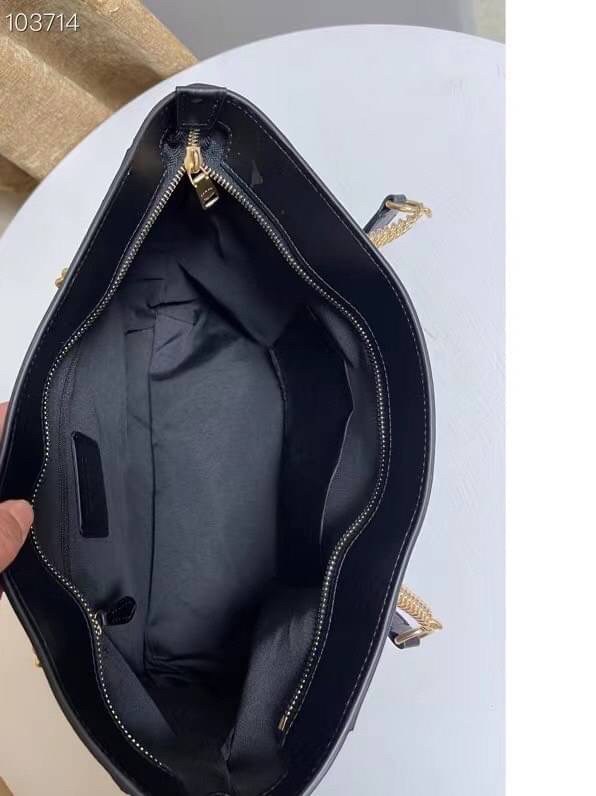 COACH Tote in Signature Canvas Bag กระเป๋าสะพายทรงช้อปปิ้ง สายกระเป๋าเป็นหนังสลับโซ่ทองสวยงาม เพิ่มความหรูหรา ภายในโล่งกว้างใส่ของได้เยอะมาก วัสดุ Canvas เคลือบลายซิกเนเจอร์และหนัง พร้อมซิปกลางเก็บของได้มิดชิดเลยค่ะ มี 3 สี น้ำตาล ดำ ขาว