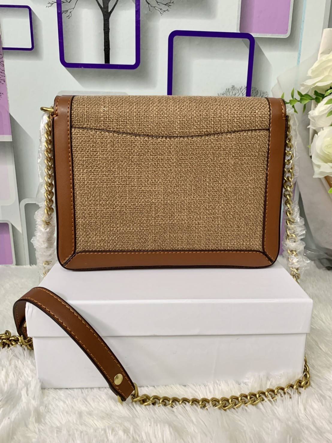 CELINE TRIOMPHE BAG VIP GIFT WITH PURCHASE (GWP) พรีเมี่ยมกิ๊ฟ Limited Edition จาก CELINE PERFUME DUTYFREE COUNTER วัสดุ Textile Canvas & CalfSkin ดีไซน์ทรงสี่เหลี่ยมผืนผ้า อะไหล่ทอง ด้านหน้าปักโลโก้แบรนด์เด่นชัด ด้านหลังมีช่องสำหรับใส่ของอีก 1 ช่อง สายสะ