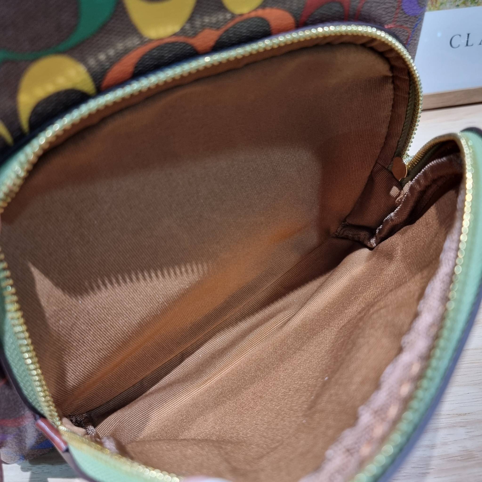 Coach Court Backpack In Rainbow Signature Canvas CA140 กระเป๋าเป้ต้องมาแล้ว ช่วงส่งท้ายปี เทศกาลที่ใครๆก็ไปเที่ยว ใบนี้ตอบโจทย์แน่นอน โดดเด่นด้วยลวดลายสีรุ้ง วัสดุหนังแคนวาส มีช่องซิปให้เลือกใส่ได้มากมาย แย่งสัดส่วนไว้เป็นอย่างดี ด้านหลังบุนวมซอฟท์หลังเวล