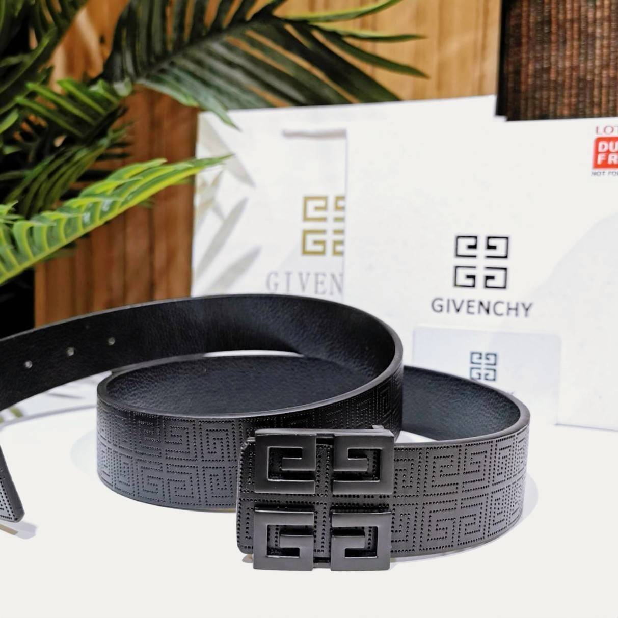 Givenchy Logo Leather Belt VIP Gift With Purchase (GWP) พรีเมี่ยมกิ๊ฟ Limited Edition จาก GIVENCHY PARFUME DUTYFREE วัสดุ Calfskin สีดำปั๊มลายแบรนด์สวยหรูดูดี หัวเข็มขัดโลโก้แบรนด์ 3D สายปรับระดับได้ ดีไซน์คลาสสิคเข้ากับทุกลุ๊คไม่มีเอ้าท์ ใช้ได้ทั้งชายและ