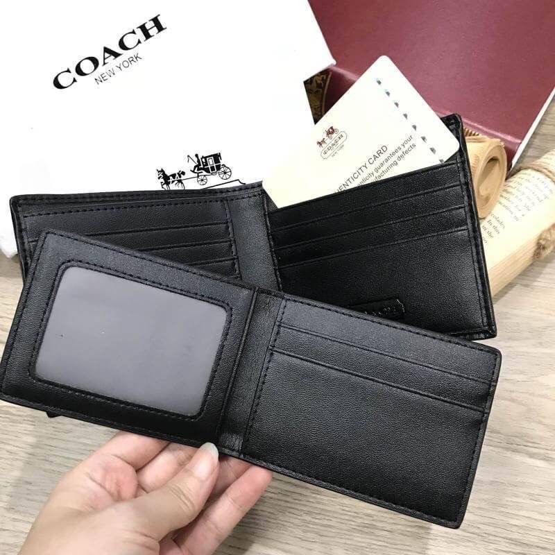 COACH SHORT WALLET WITH CARD POCKET ซื้อ1ได้ถึง2! กระเป๋าสตางค์และกระเป๋าใส่บัตรหนังปั้มลาย Signature รอบใบสวยคลาสสิค ภายในกระเป๋าสตางค์มีช่องใส่ธนบัตรแยกสองช่องเป็นสัดส่วนและมีช่องใส่บัตรหลายช่อง ซับในพิมพ์เเบรนด์ Namecard Pocket สามารถเเยกใช้ได้ มาใน CO