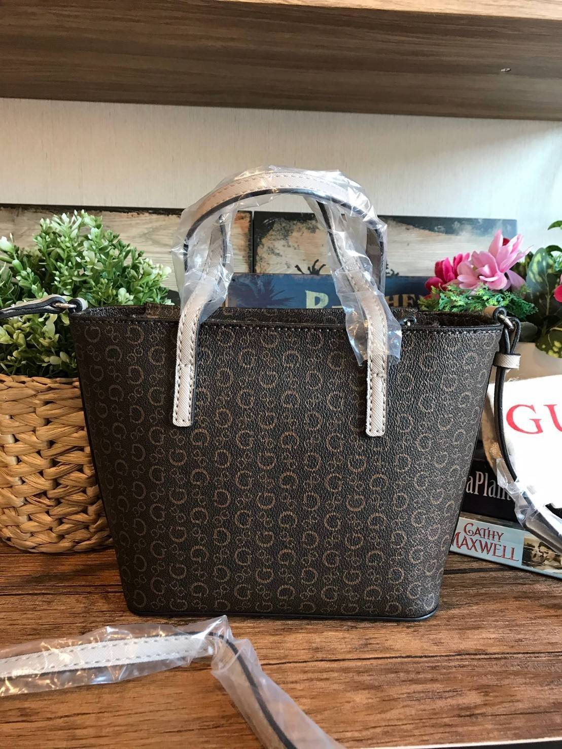 GUESS Factory Women's Diem Logo-Print Mini Tote Bag กระเป๋าถือหรือสะพาย วัสดุpolyesterกันน้ำได้ มีลายsignatureลาย G รอบใบ เปิดปิดด้วยซิปเดียวด้านบน ภายในบุผ้าลายsignatureเช่นเดียวกับด้านนอก สายและหูจับปรับระดับได้ ใช้งานได้หลายโอกาสคร้า!!