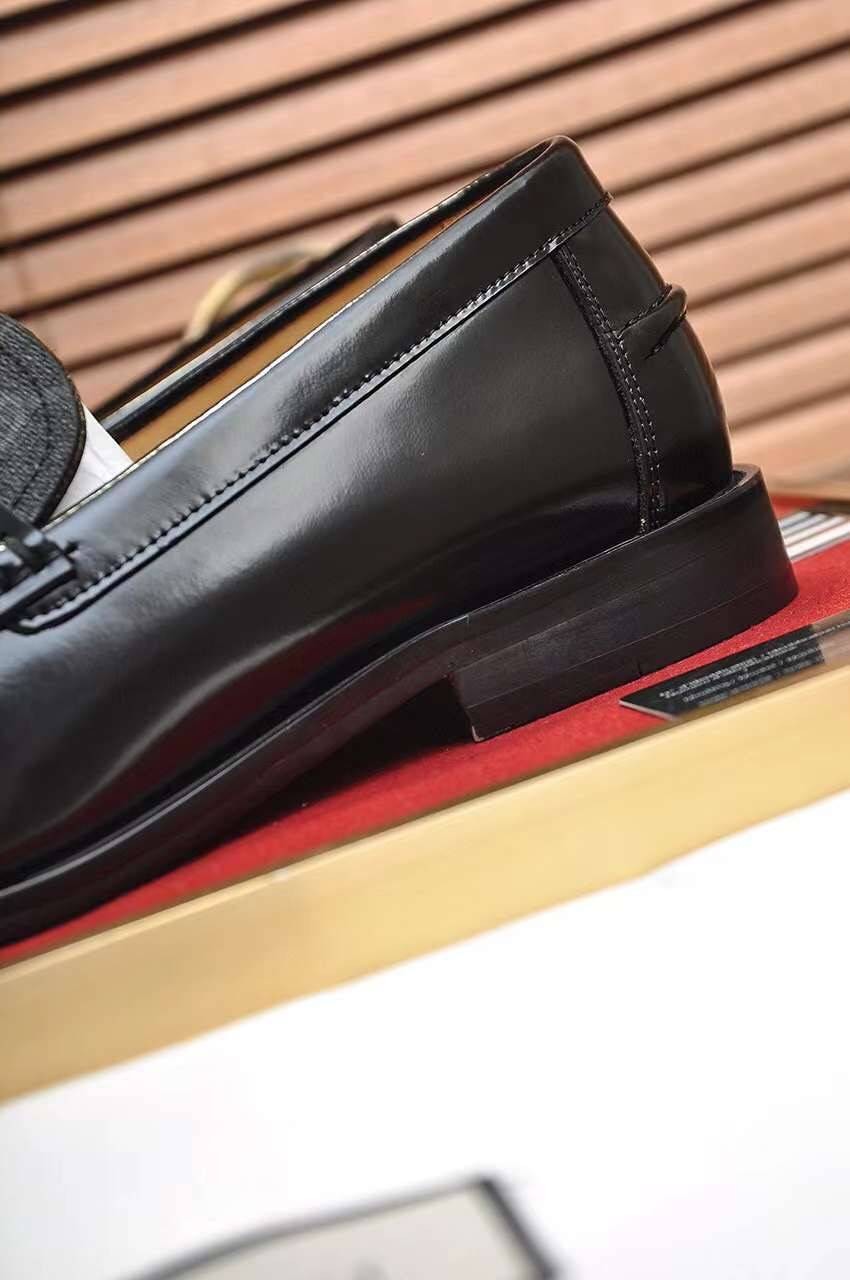 GUCCI Loafers for Men เกรดออริจินอล รองเท้าโลฟเฟอร์กุชชี่ ให้ลุคดูภูมิฐาน หรูหรา เข้ากับทุกชุด ทุกโอกาส วัสดุหนังแท้และแคนวาสอย่างดี ใส่สบาย ไม่กัดเท้า บล็อคมาตรฐาน 1:1 เป็นรองเท้าที่คุณผู้ชายควรมีติดตู้ภาพถ่ายจากงานขายจริง ใช้งานต่างประเทศได้