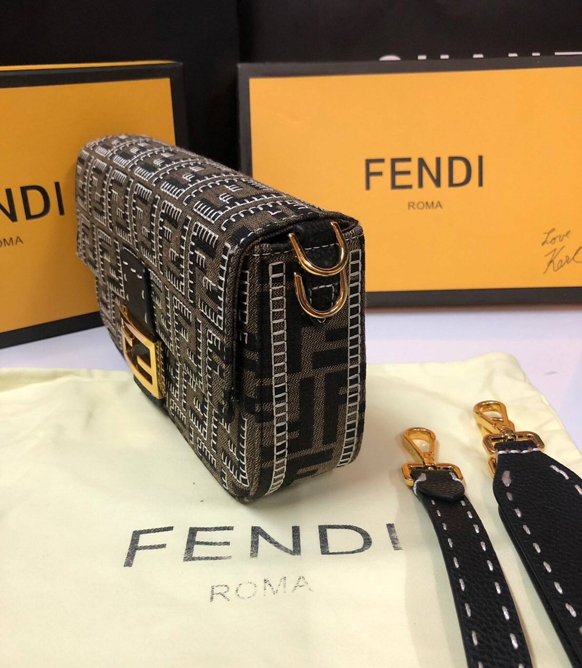 หนังแท้ Fendi Embroidered FF fabric bag กระเป๋าบาแกตต์ขนาดกลางอันเป็นเอกลักษณ์ ผลิตจากผ้าแจ็คการ์ดพร้อมลวดลาย FF สีน้ำตาลอันเป็นเอกลักษณ์ ตกแต่งด้วยงานปักสีตัดกัน ตกแต่งด้วยตัวล็อค FF โดดเด่นด้วยฝาปิดด้านหน้า ตัวล็อคแบบแม่เหล็ก ขอบหนัง