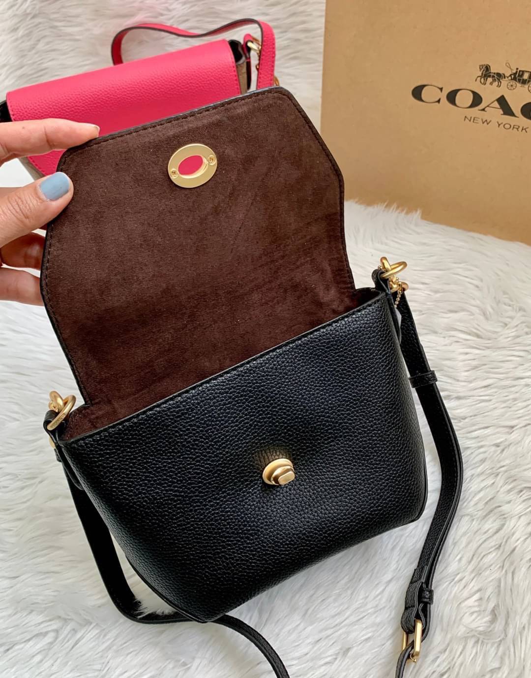 คอลเลคชั่นใหม่ ทั้งสวยทั้งคุณภาพค่ะ😘 COACH KARLEE CROSSBODY BAG 💐พร้อมส่ง ได้ไปไม่ผิดหวังแน่นอนค่ะ! สวยๆแบบคนดังระดับโลกกันค่าา กระเป๋าสะพายแบบครอสบอดี้ร์ หนังแท้นิ่มสวยงามมากๆค่ะ รูปทรงน่ารักกระทัดรัด เปิดปิดกระเป๋าแบบหมุนล็อค ภายในสามารถ