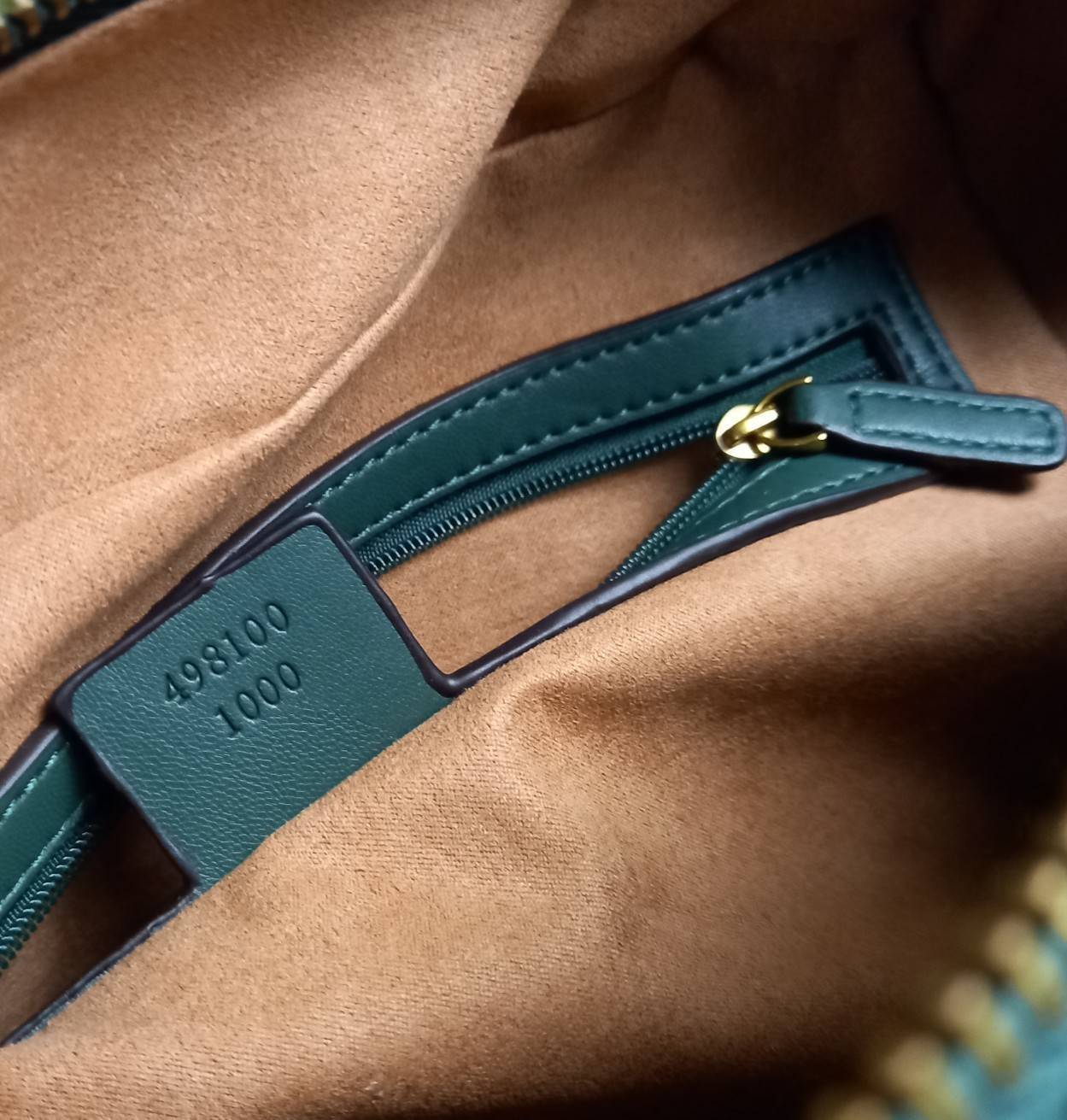 VIP GUCCI GG MARMONT TOP HANDLE SHOULDER BAG / BOLSA GG MATELASSE กระเป๋าถือ กระเป๋าสะพาย คอลเลคชั่นสุดหรู มาพร้อมสายสปอร์ตสะพายยาว สามารถปรับระดับได้ ถอดได้ เป็นอีกรุ่นที่โดดเด่นมากๆ การใช้งานคล้องตัวสุดๆ โดดเด่นด้วยโลโก้ GG ขนาดใหญ่เป็นเอกลักษณ์