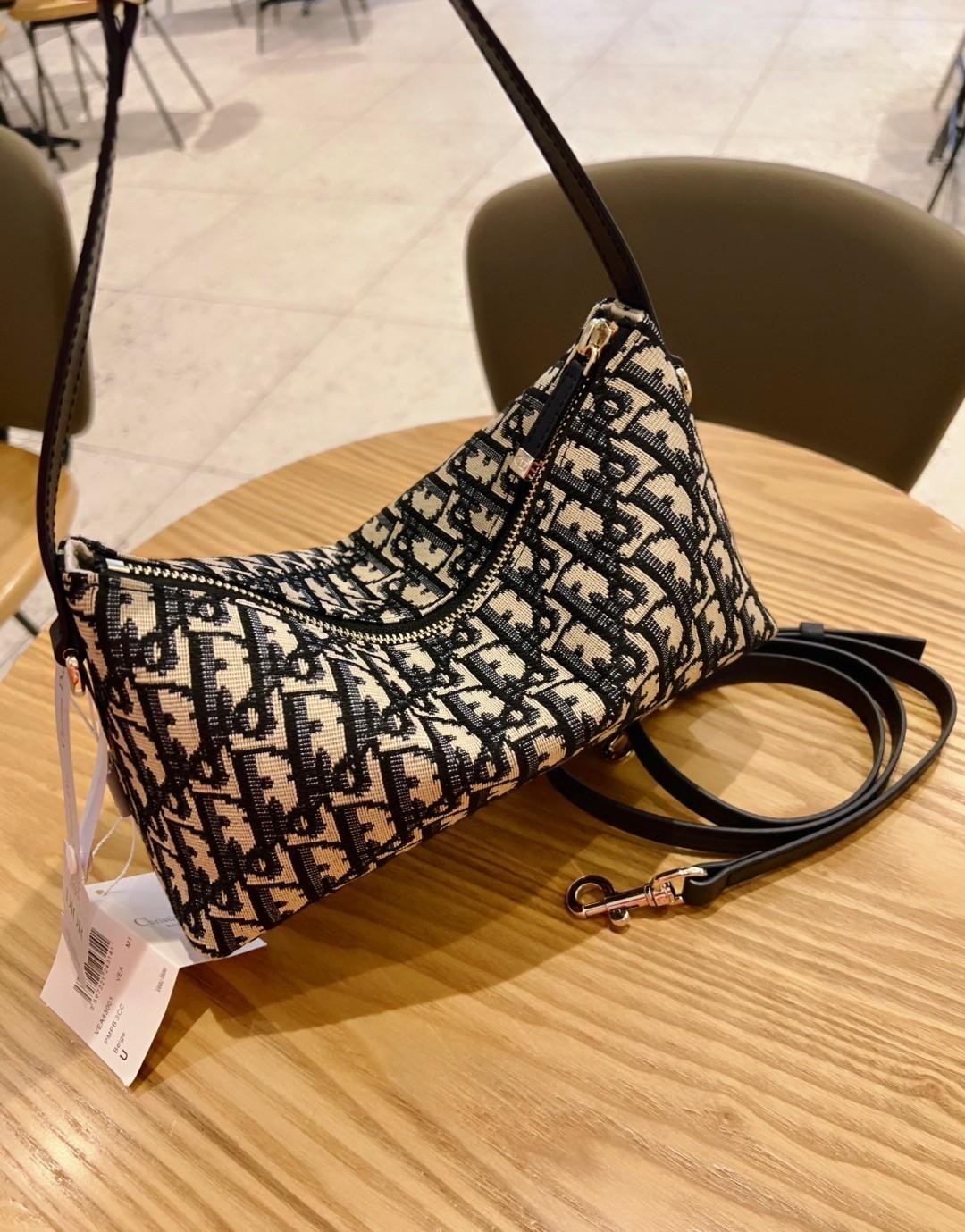 Medium DiorTravel Nomad Pouch Blue Dior Oblique Jacquard / DIOR AMBER MEDIUM BUCKET BAG กระเป๋าถือทรงพอช หรูหรามีสไตส์เป็นเอกลักษณ์