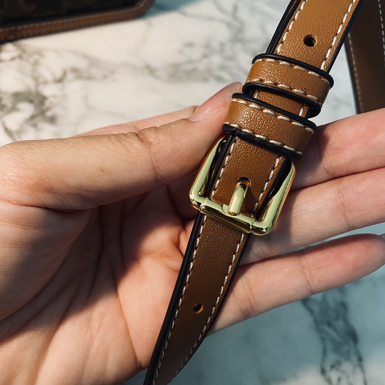 CELINE Teen Triomphe Bag 20cm กระเป๋าสะพายรุ่นยอดนิยม งานสวยอยู่ทรง ไม่มีไม่ได้เลยกับไอเท็มสุดคลาสสิค เนเชอรัลโทน ดูดี ดูแพง -- รับตัวแทนกระเป๋า