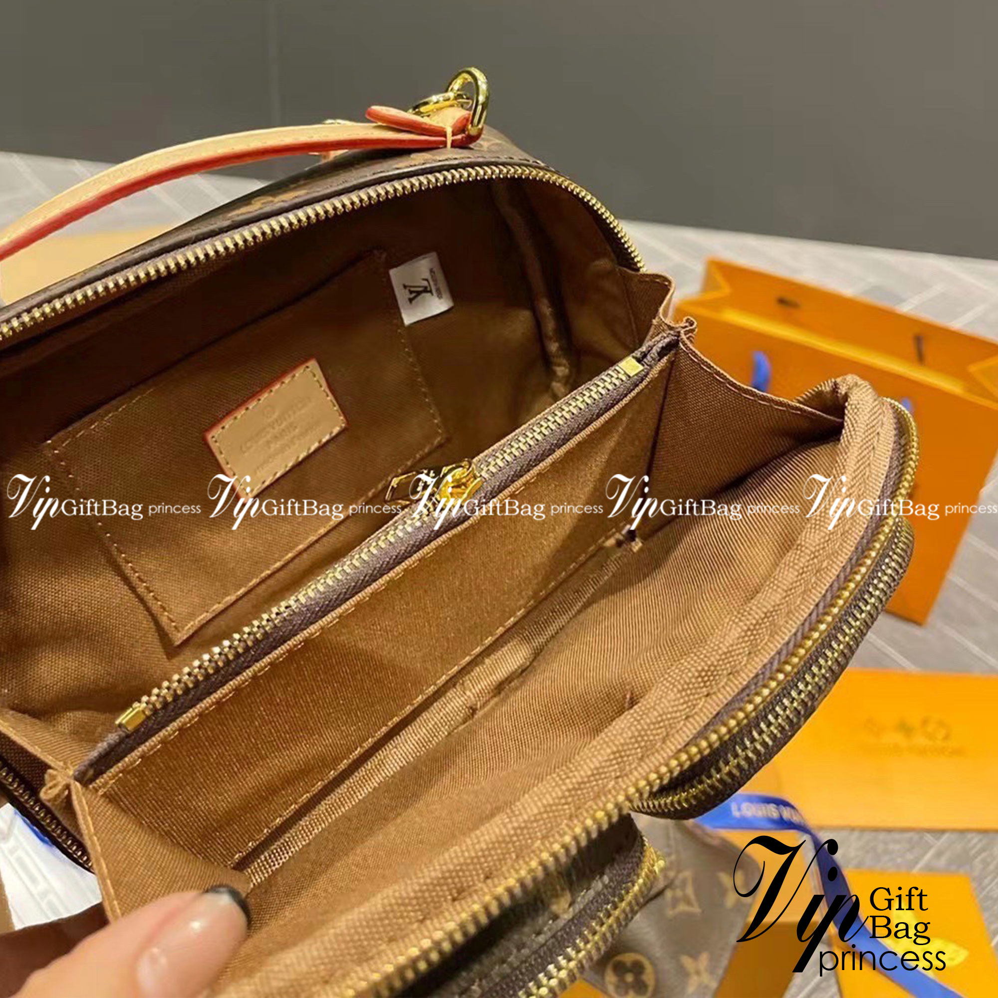 LV UTILITY CROSSBODY BAG กระเป๋าสะพาย และคาดอกได้ เท่มากๆ เลยค่ะ รุ่นนี้เป็น unisex ใช้ได้ทั้งชายหญิง รุ่นตามหา หนังลายโมโนแกรม งานสวย อะไหล่ปั้มทุกจุด ราคาสุดคุ้ม คุณภาพงานตามรูป ถ่ายจากสินค้าจริง สวยปังๆ เลยค่า