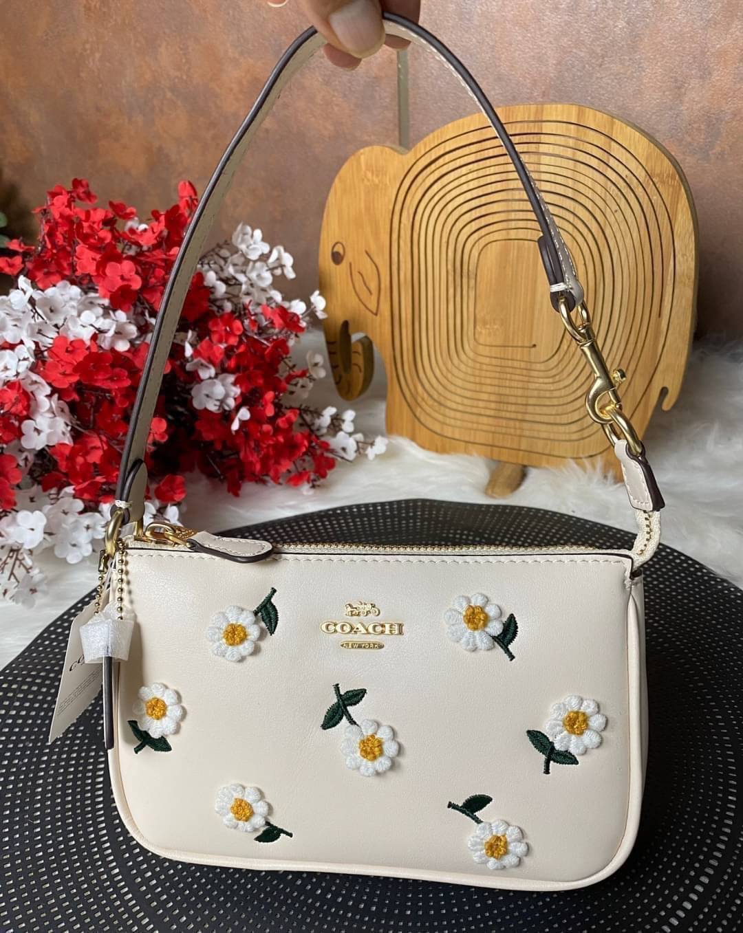 COACH NOLITA DAISY BAG (coach C3356) พร้อมส่งทันทีค่ะ! กระเป๋าหิ้ว//คล้องไหล่ หนังแท้เรียบสวย จุดเด่นด้านหน้าปักดอก Daisy แบบ3D นูนขึ้นมาสวยงามสะดุดดตามากๆค่ะ เปิดปิดกระเป๋าแบบซิป ภายในใส่มือถือได้ทุกรุ่น;กระเป๋าเงินใบกลางได้;มีช่องเสียบบัตร2ช่อง;และช่องใ