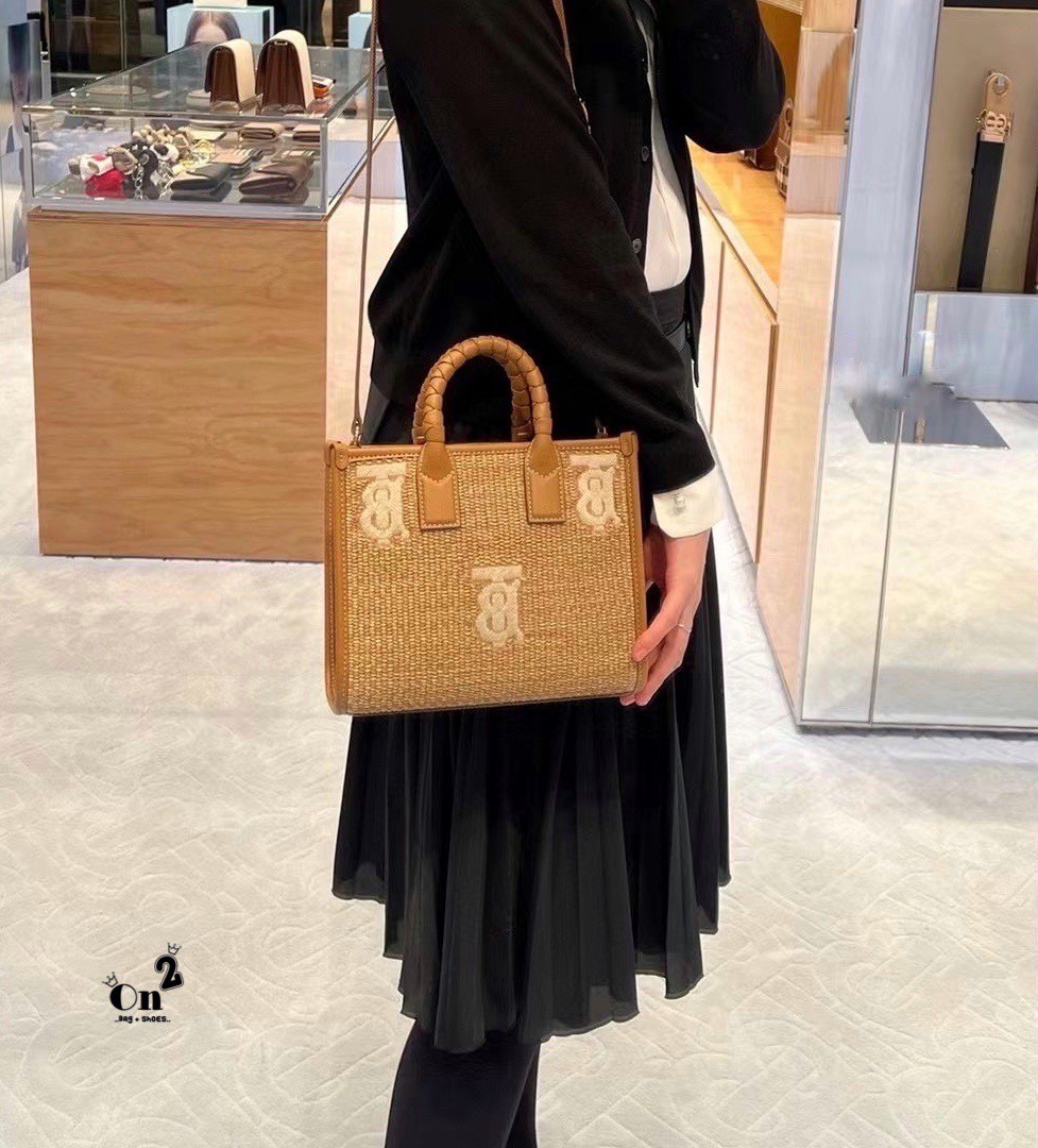 Burberry Freya Raffia Tote / Burberry Monogram Raffia Effect Mini Freya Tote / Burberry MiniTote อินเนอร์คือเริ่ด ความกระเป๋าสาน หน้าปักโลโก้แบรนด์เป๊ะ งานสไตล์วินเทจแมทลุคง่าย กระเป๋าทรงโท้ทมินิ ใบกะทัดรัด น่ารักน่าใช้ใจฟูมากๆ หูหิ้วในตัว และมีสายสะพายข้