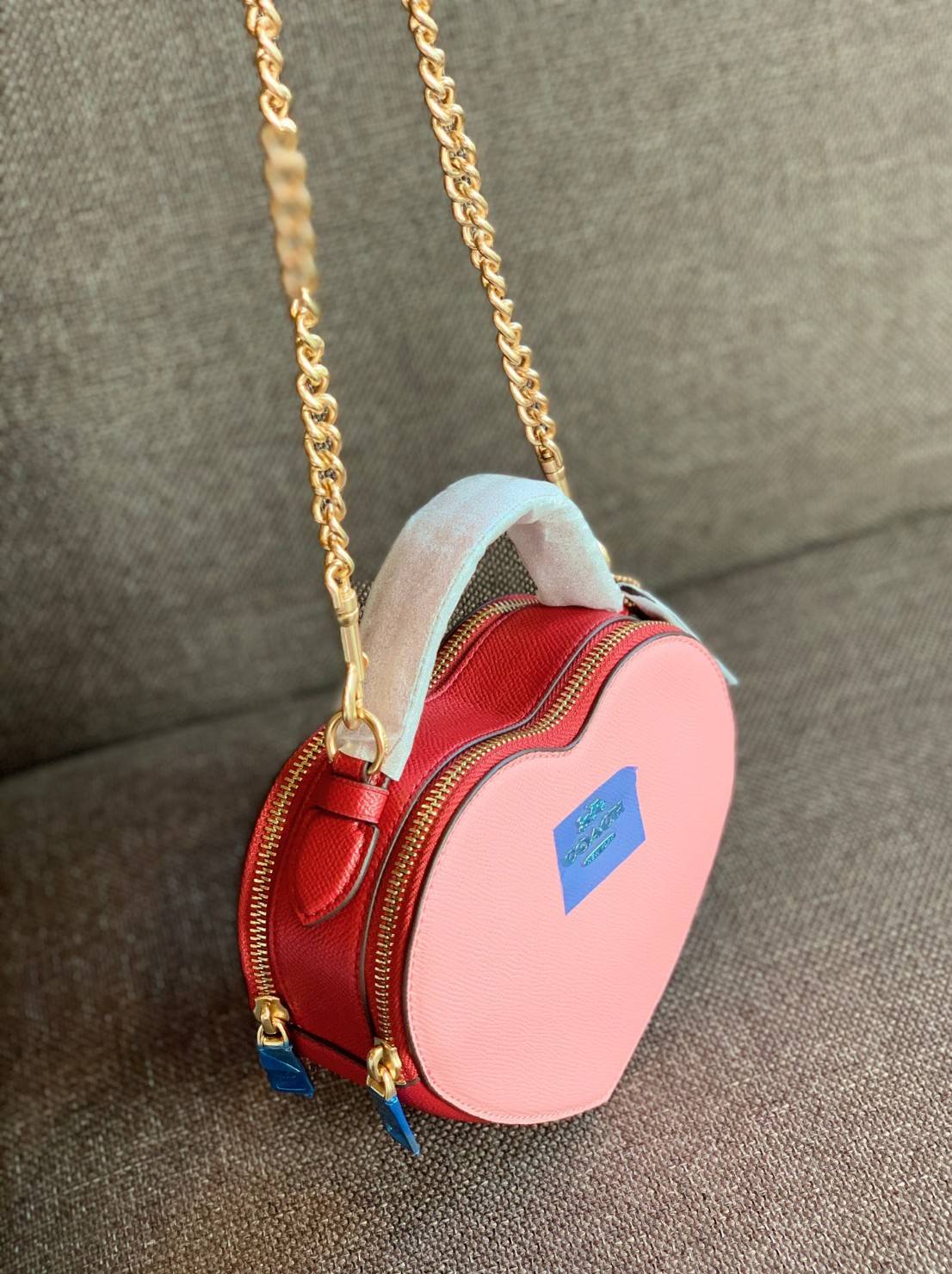 COACH HEART CROSSBODY BAG ((C5118//C5119)) 💥Limited edition หลงรักแน่นอน💋 พร้อมส่งที่ไทยก่อนใครวันนี้! ✔️กระเป๋ารูปหัวใจน่ารักมากๆค่ะ หนังแท้อย่างดีสวยงาม