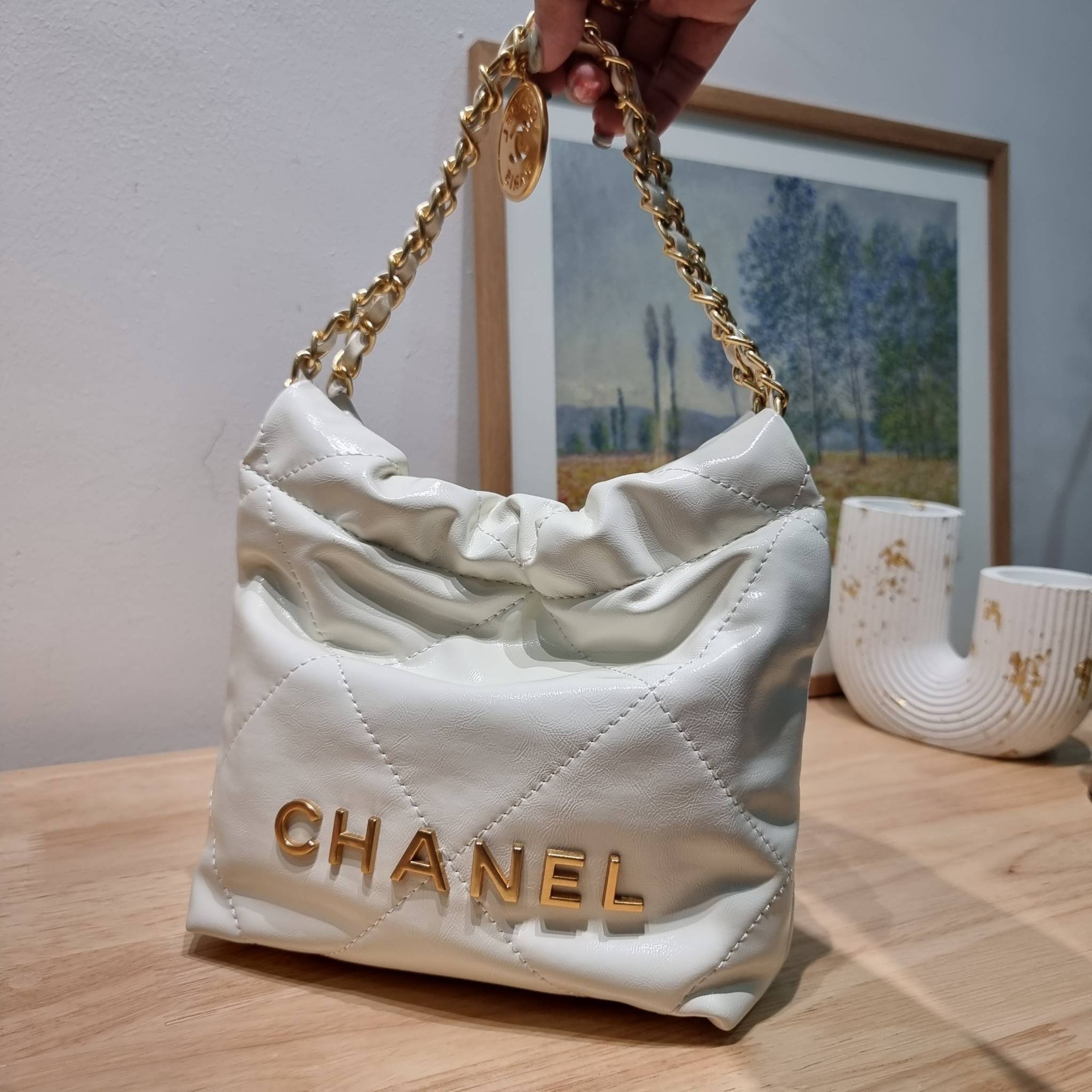 Chanel 22 mini bag / CHANEL 22 MINI HANDBAG พร้อมส่ง 4 สี กระเป๋าสะพาย ดีไซน์เรียบหรู โดดเด่นจากสายสะพายโซ่สีทอง และเหรียญโลโก้ ใช้ได้ง่ายๆไปเลยทุกโอกาส